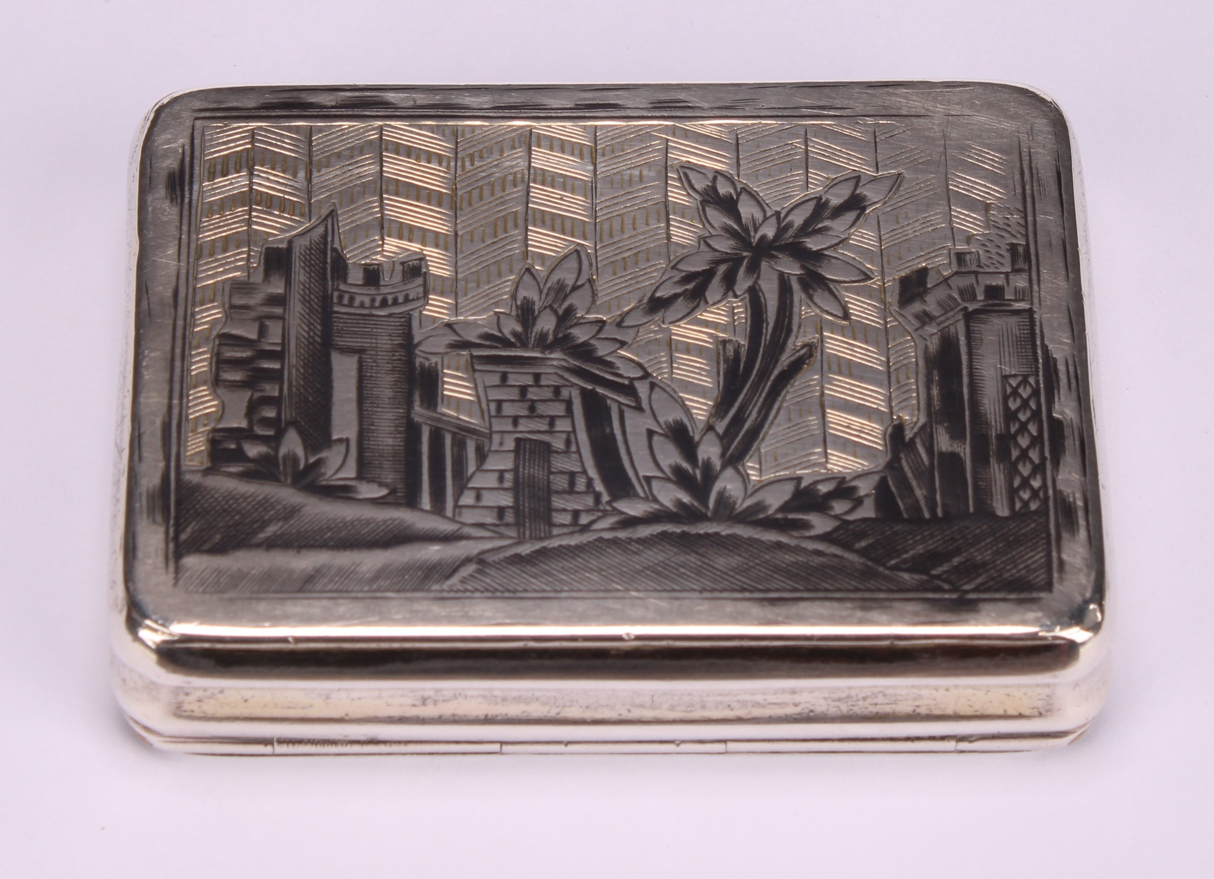 A Russian silver and niello rounded rectangular snuff box, hinged cover decorated with a huntsman - Image 3 of 6