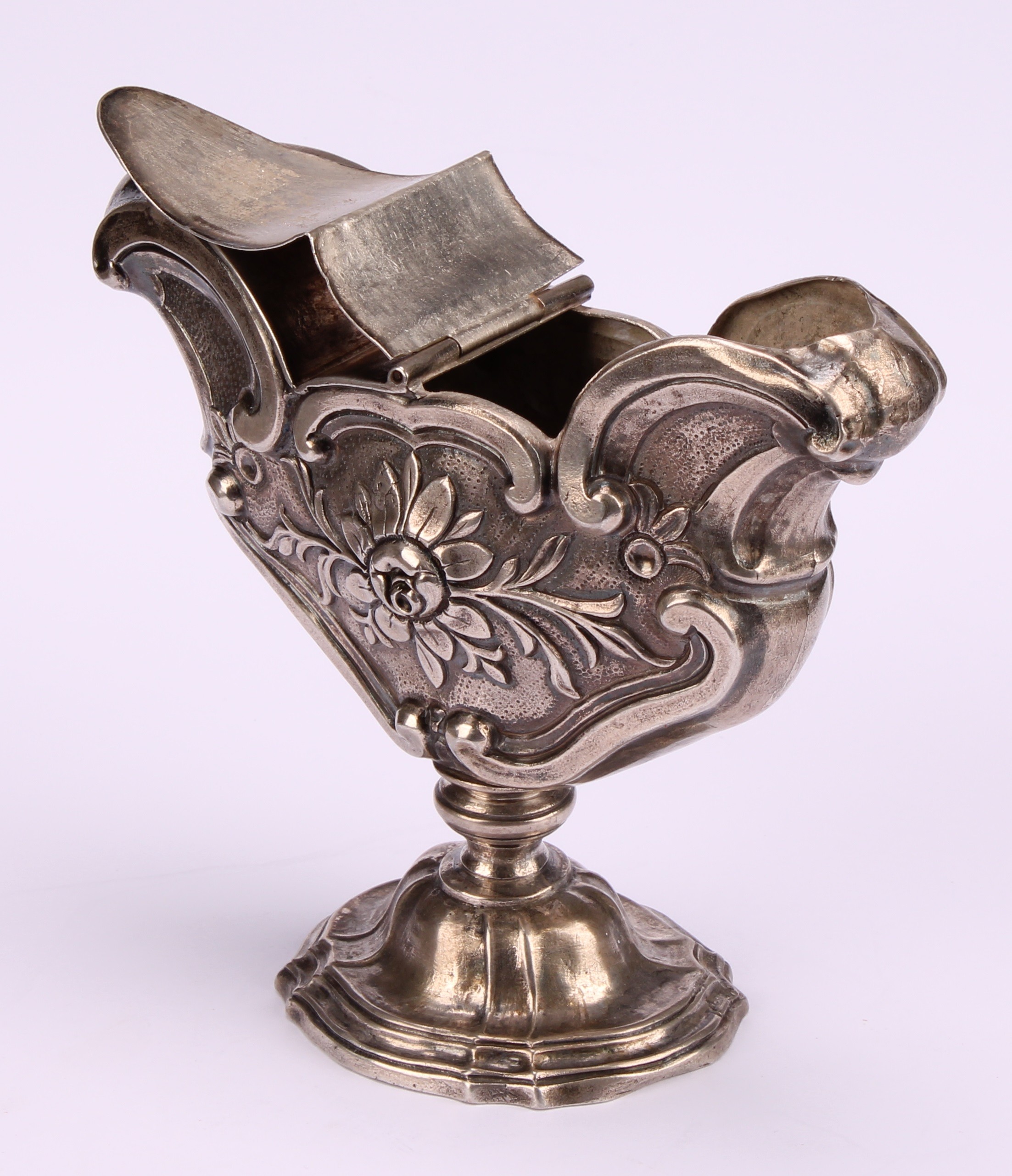 An Italian silver pedestal liturgical incense boat, chased with flowers and C-scrolls, twin hinged - Image 5 of 5