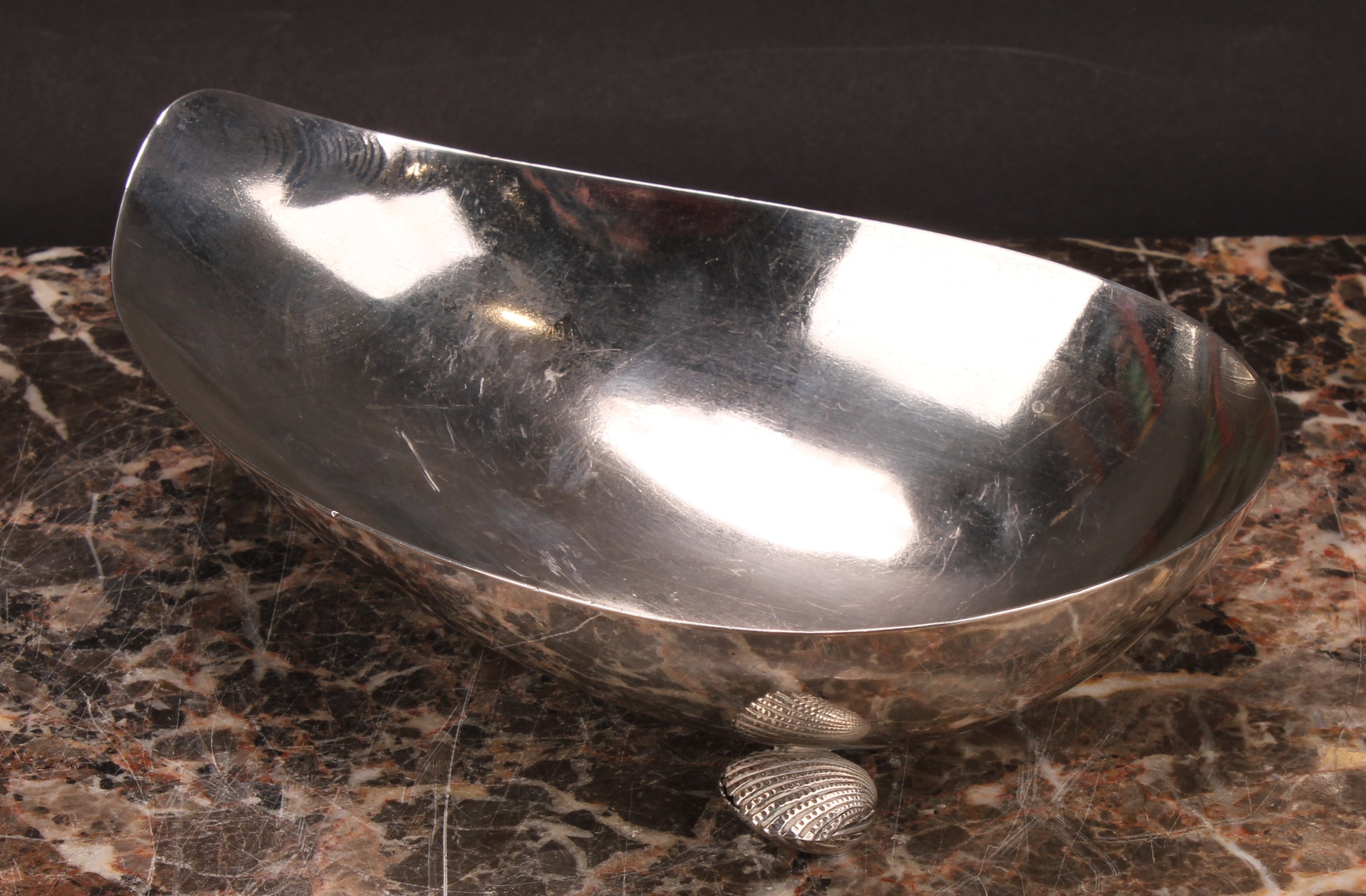 A Chinese silver sweetmeat dish, shell feet, 19cm wide, Wang Hing & Co, Hong Kong, c.1920, 250g - Image 3 of 9