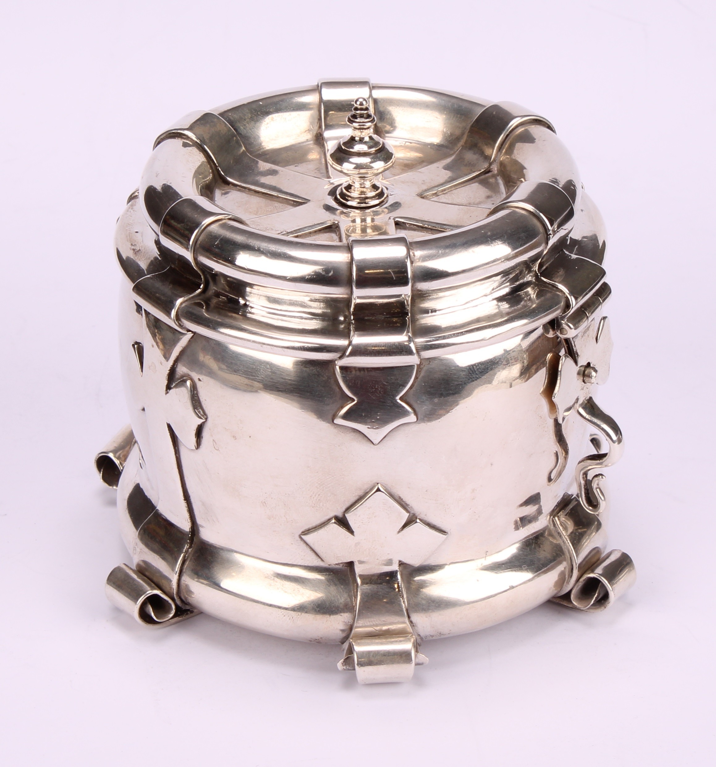 Liberty & Co - an Arts and Crafts silver tea caddy, applied with scrolling brackets and cut-card - Bild 3 aus 5