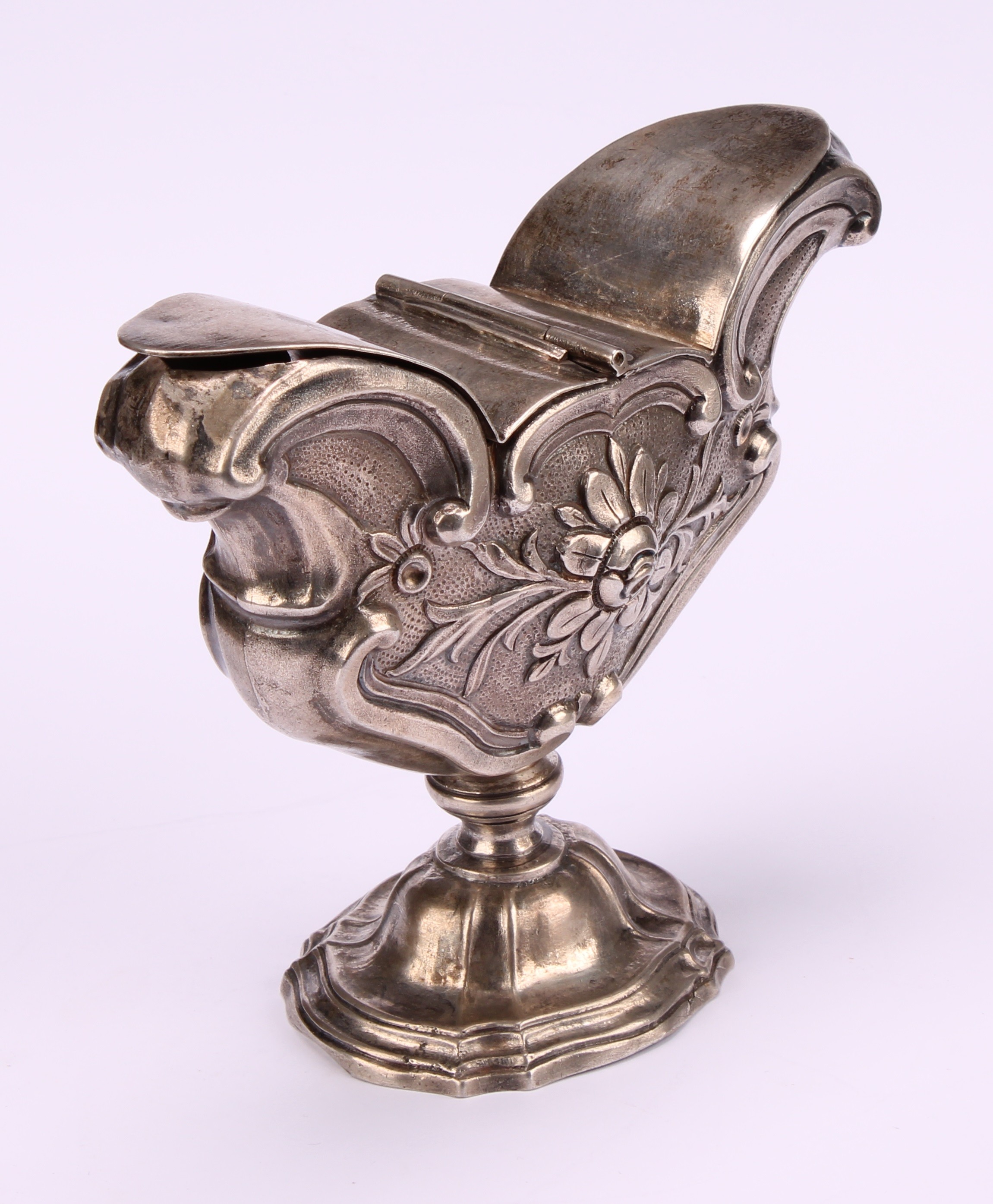 An Italian silver pedestal liturgical incense boat, chased with flowers and C-scrolls, twin hinged - Image 3 of 5