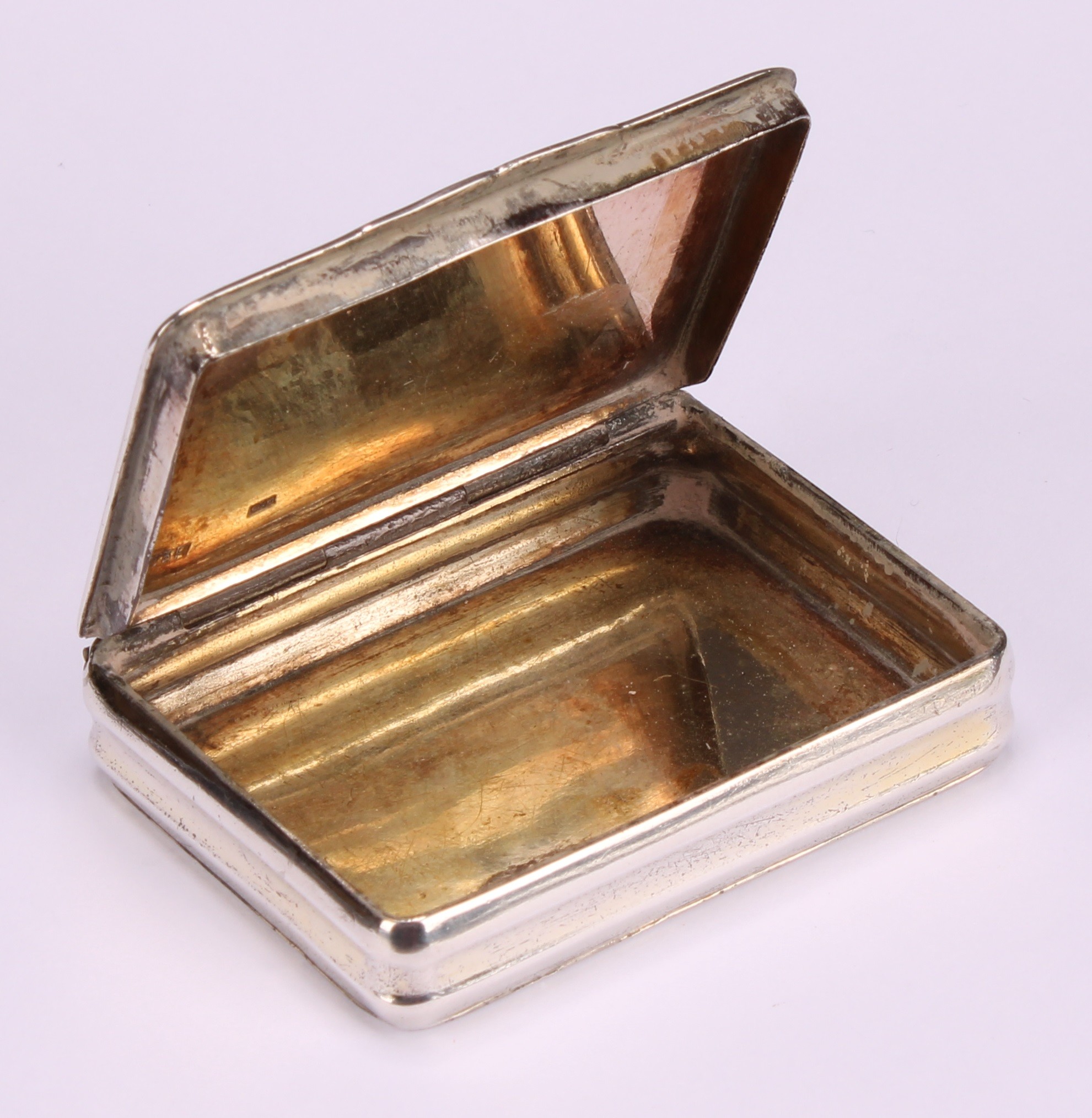 A Russian silver and niello rounded rectangular snuff box, hinged cover decorated with a huntsman - Image 5 of 6