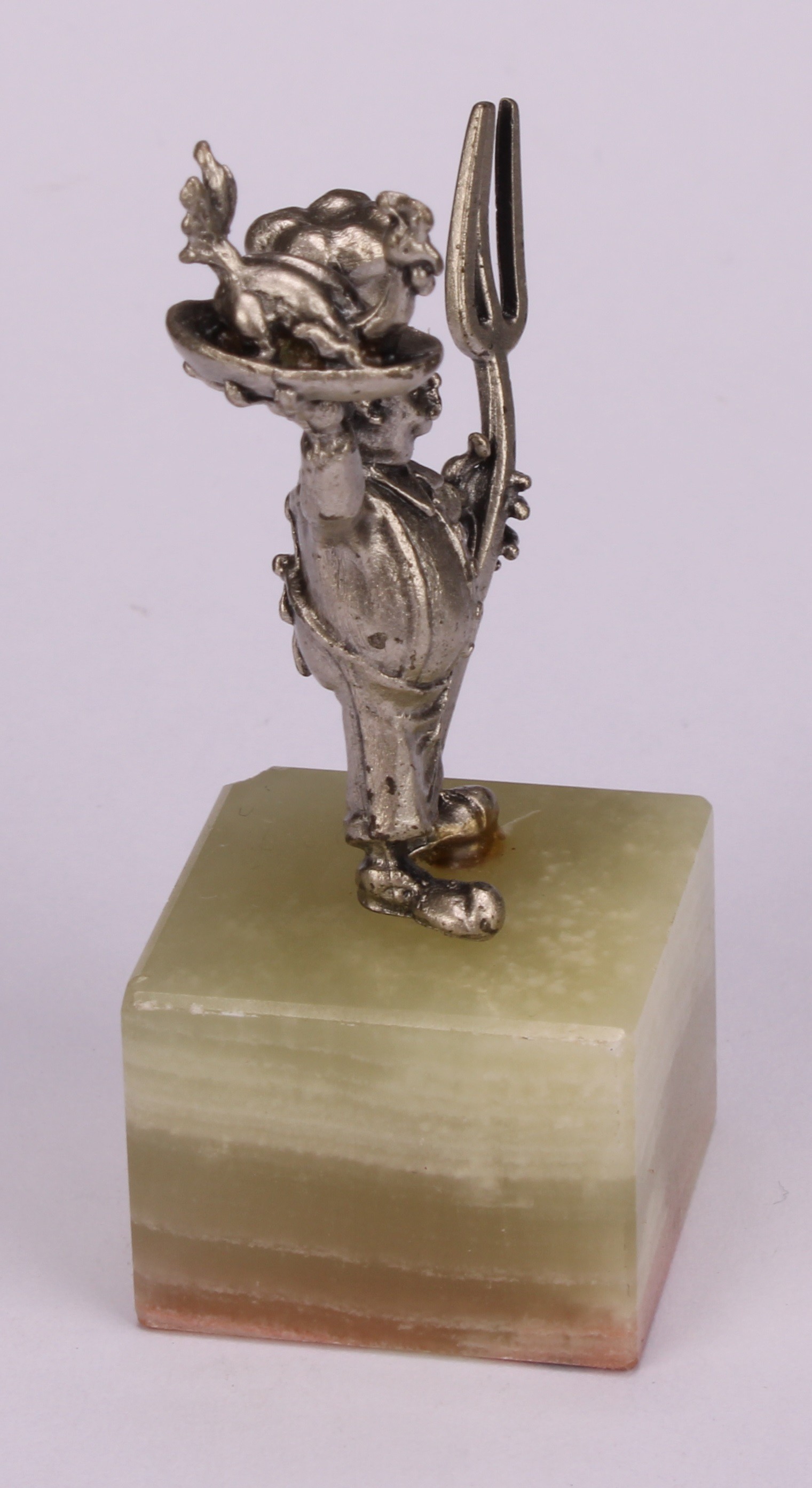 A set of six Italian silver novelty menu holders, each as a chef, onyx bases, 6cm high, cased - Image 4 of 7