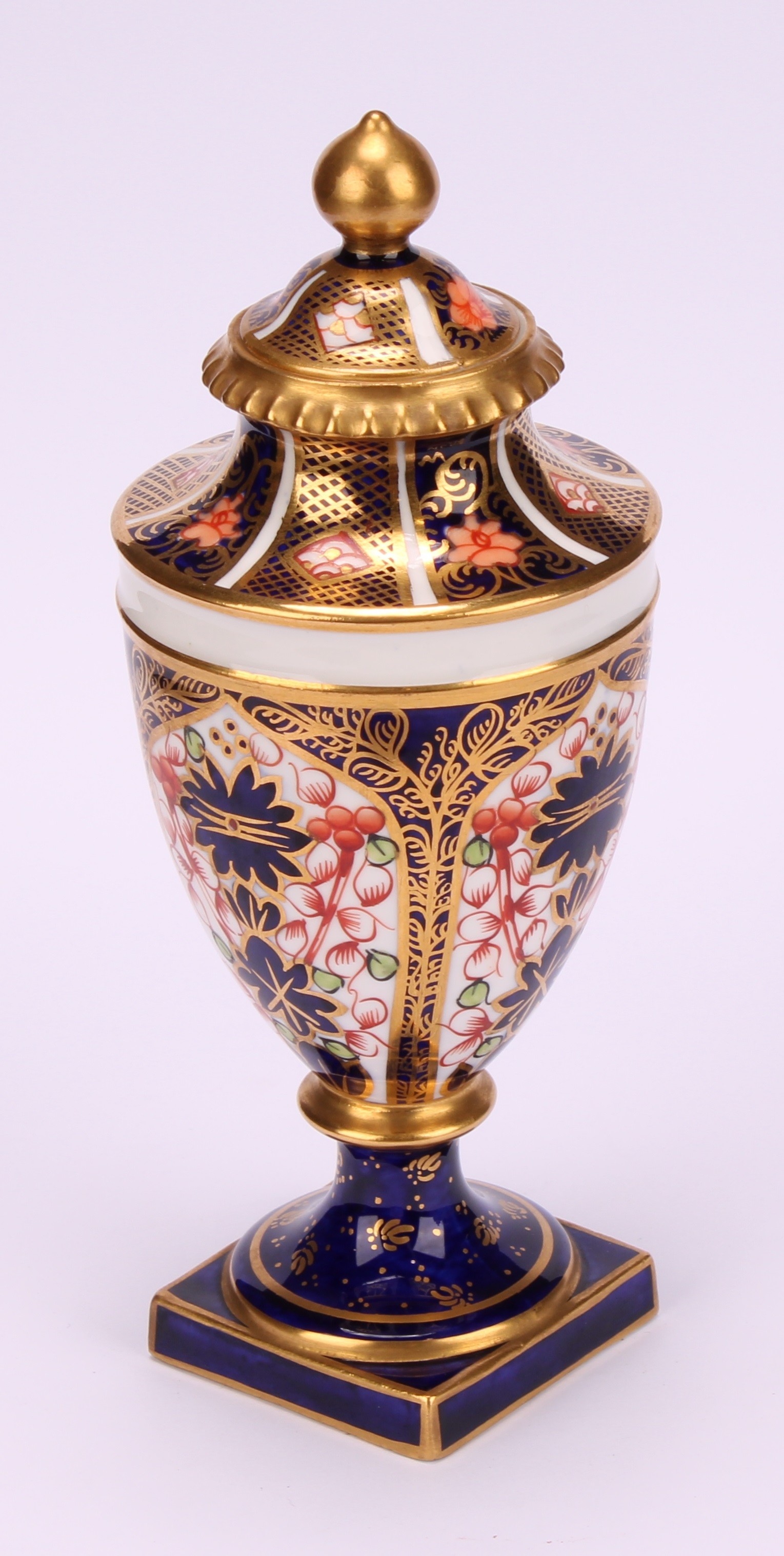 A near pair of Royal Crown Derby 1128 Imari pattern ovoid pedestal vases, domed covers, gilt - Image 4 of 10