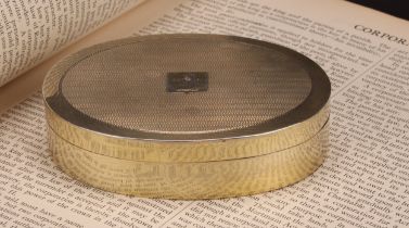 A Swiss silver-gilt oval snuff box, engine turned cover, 10cm wide, 19th century
