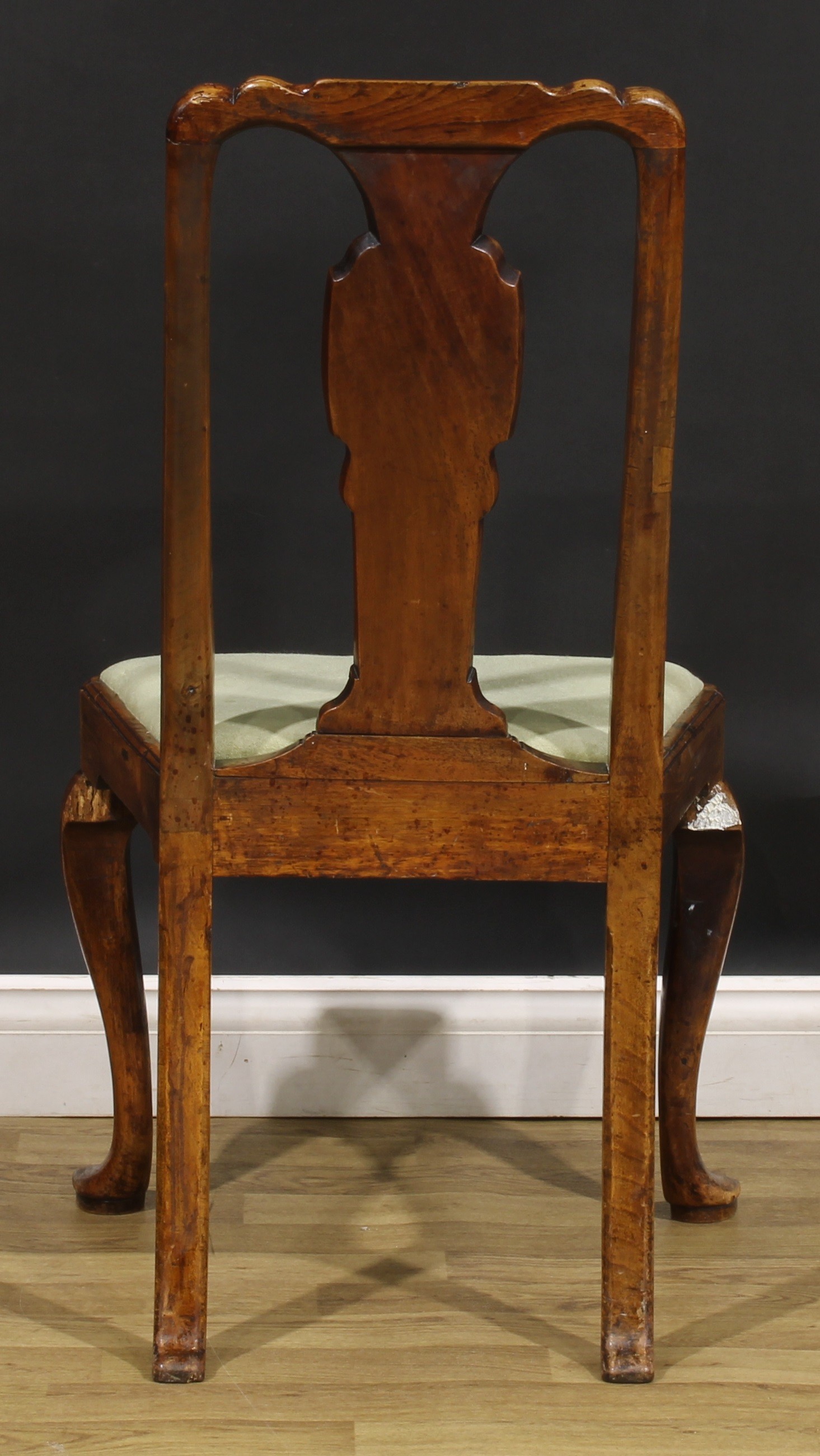 A George I walnut side chair, vasular splat, drop-in seat, cabriole legs, pointed pad feet, 96cm - Image 4 of 4