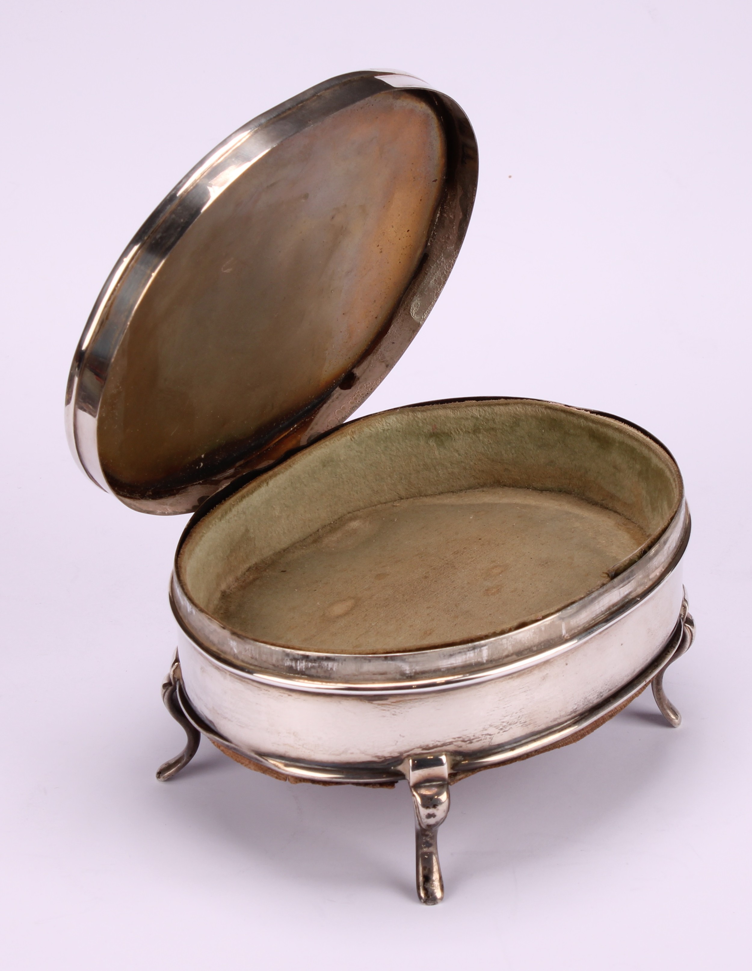 An Edwardian silver oval jewellery box, hinged cover engraved with ribbon-tied flowering swags, - Image 4 of 5