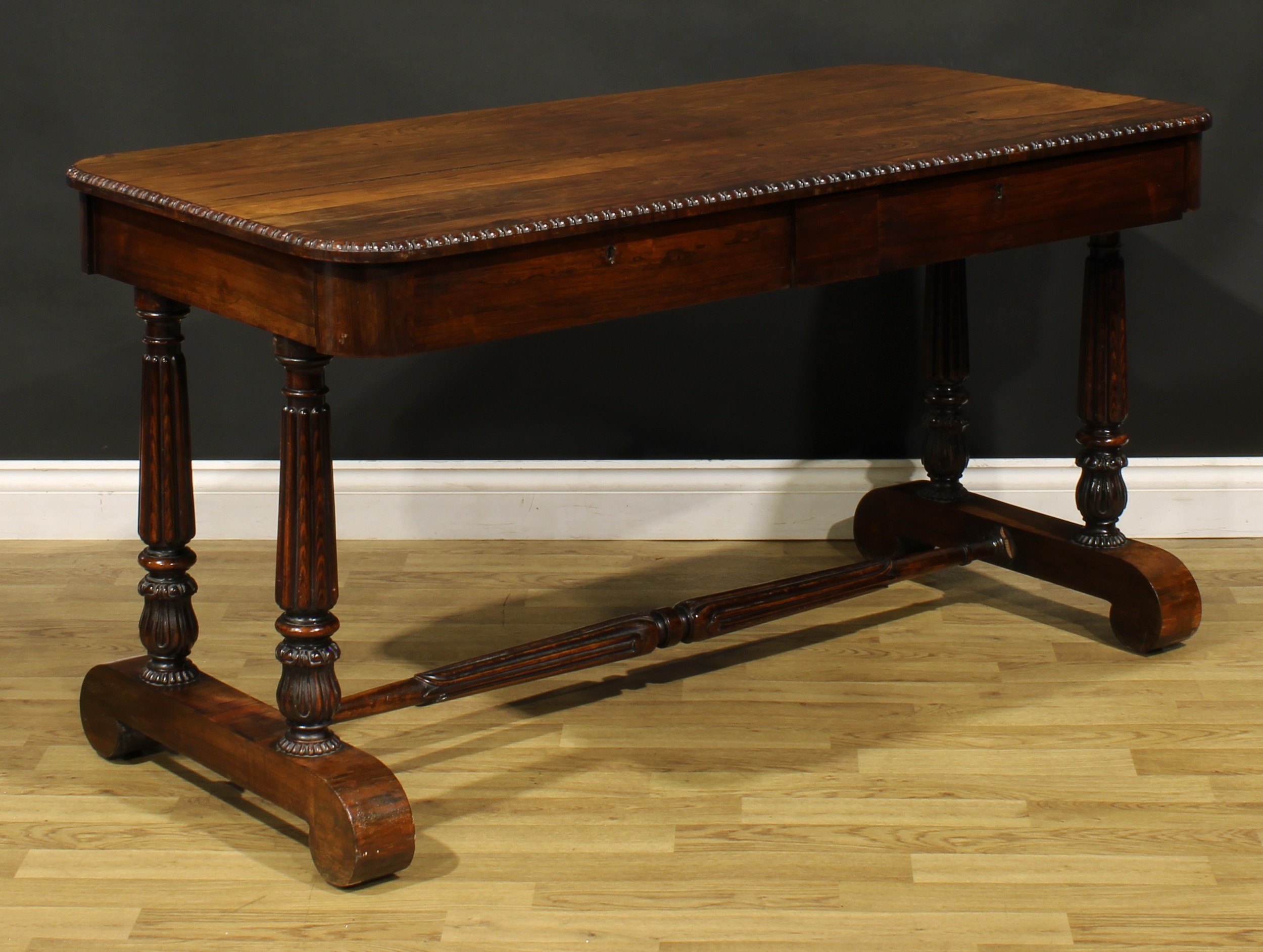 A William IV rosewood library table, in the manner of Gillows of Lancaster and London, rounded - Bild 3 aus 6