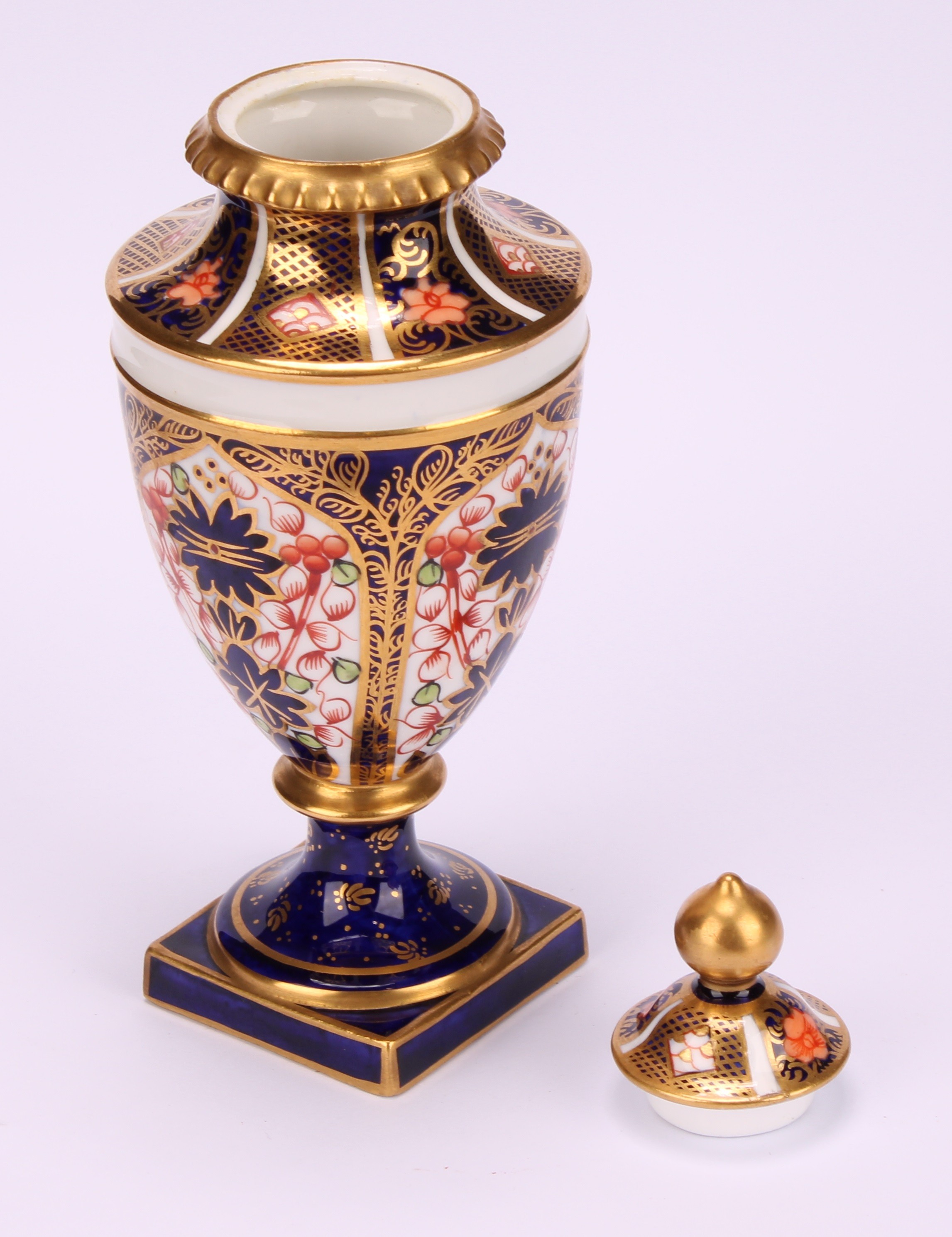 A near pair of Royal Crown Derby 1128 Imari pattern ovoid pedestal vases, domed covers, gilt - Image 5 of 10