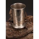 A George V silver collapsible travelling beaker, 8cm high, Birmingham 1912