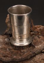 A George V silver collapsible travelling beaker, 8cm high, Birmingham 1912