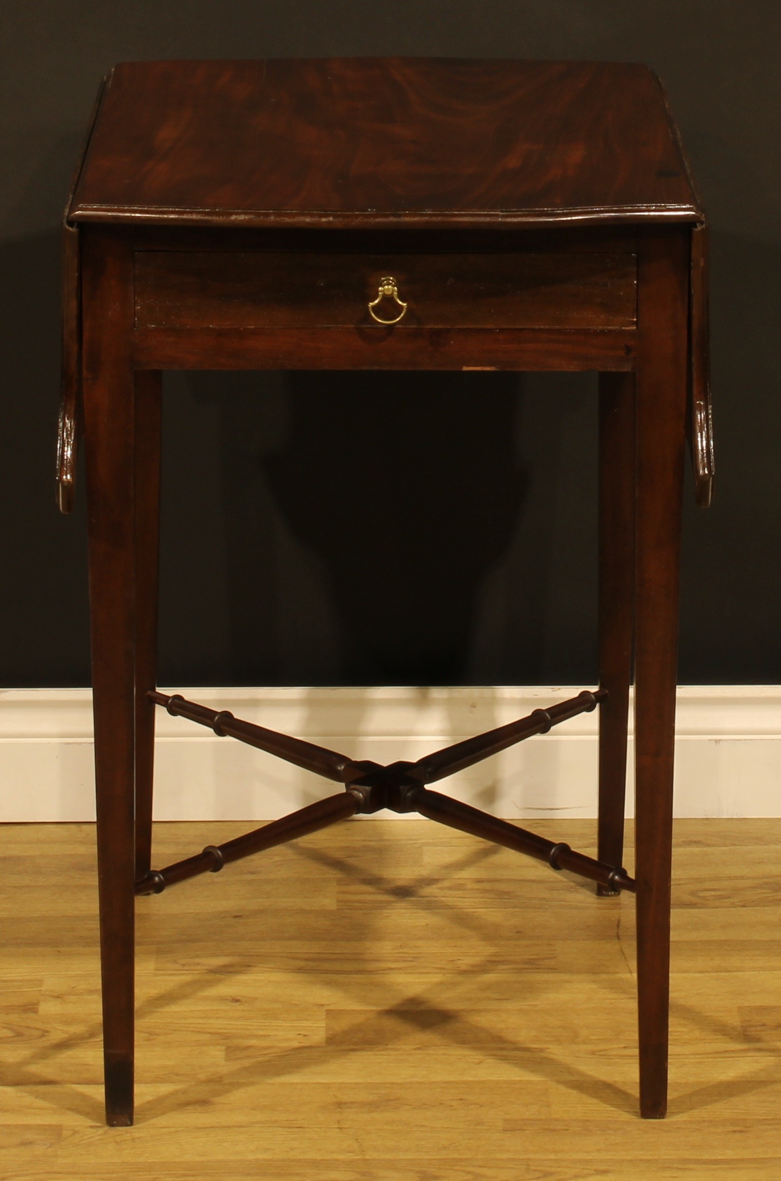 A George III mahogany butterfly Pembroke table, shaped top with fall leaves above a single frieze - Image 2 of 7