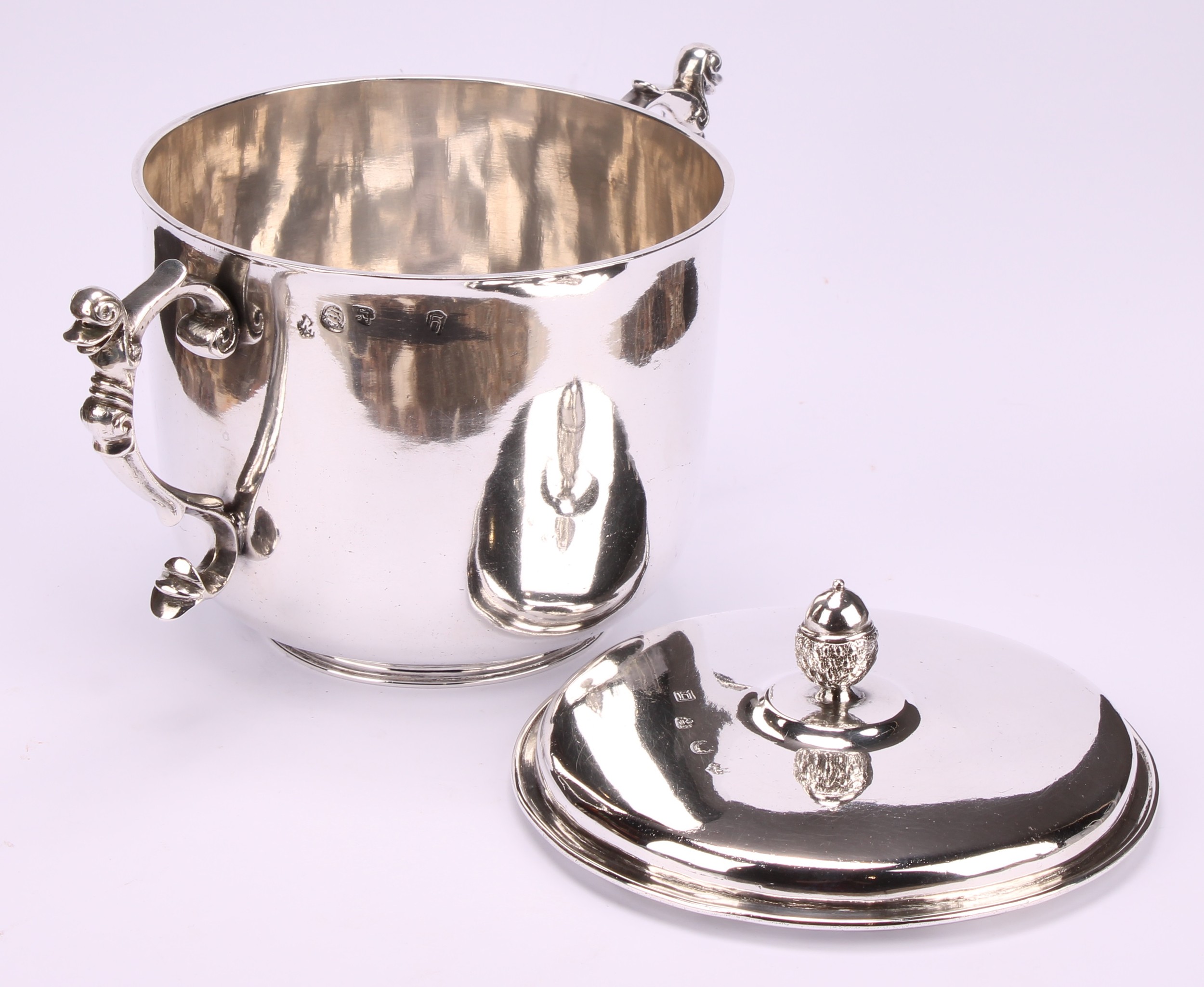 A Charles II silver porringer and cover, acorn finial, scroll handles, engraved armorial, 22.5cm - Image 4 of 5