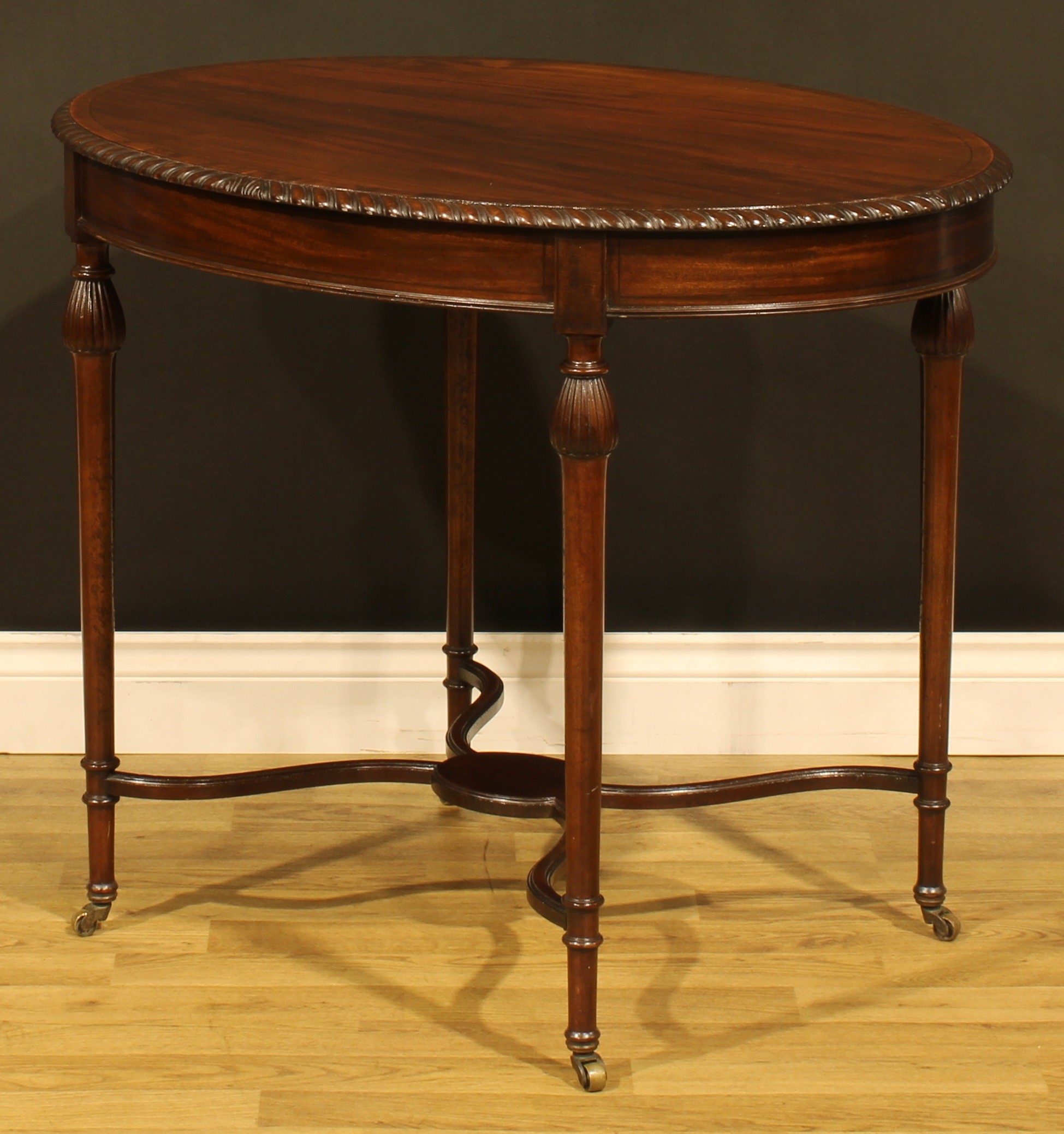 An Edwardian mahogany oval centre table, crossbanded oval top with gadrooned edge, reeded-pear - Image 4 of 5