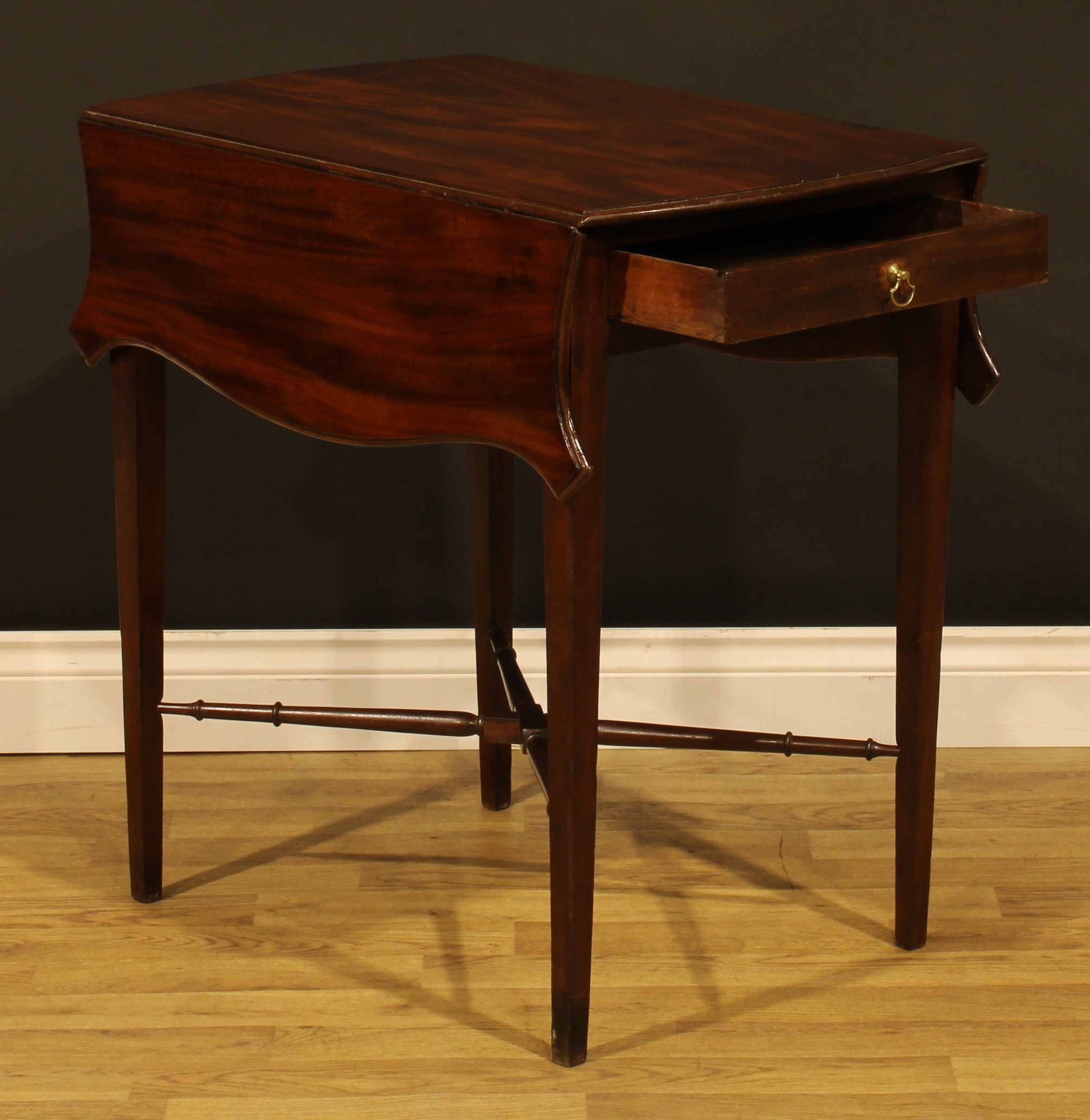 A George III mahogany butterfly Pembroke table, shaped top with fall leaves above a single frieze - Image 5 of 7