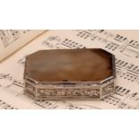 A large Chinese China Trade period silver and agate canted rectangular snuff box, hinged cover,