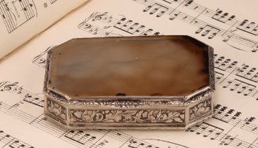 A large Chinese China Trade period silver and agate canted rectangular snuff box, hinged cover,