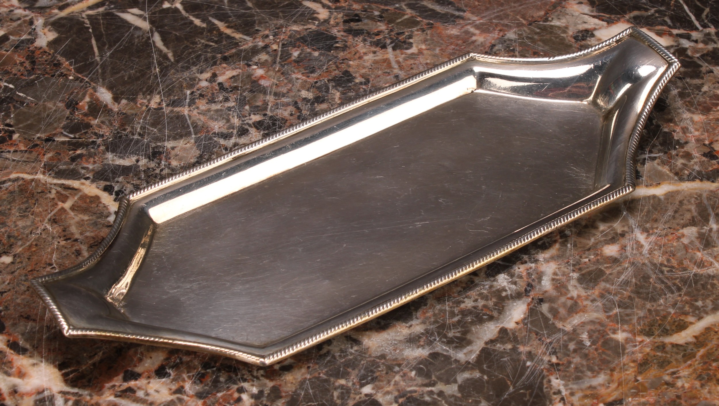 A George III silver snuffer tray, rope-twist border, 23.5cm wide, London 1799, 128g - Bild 3 aus 4