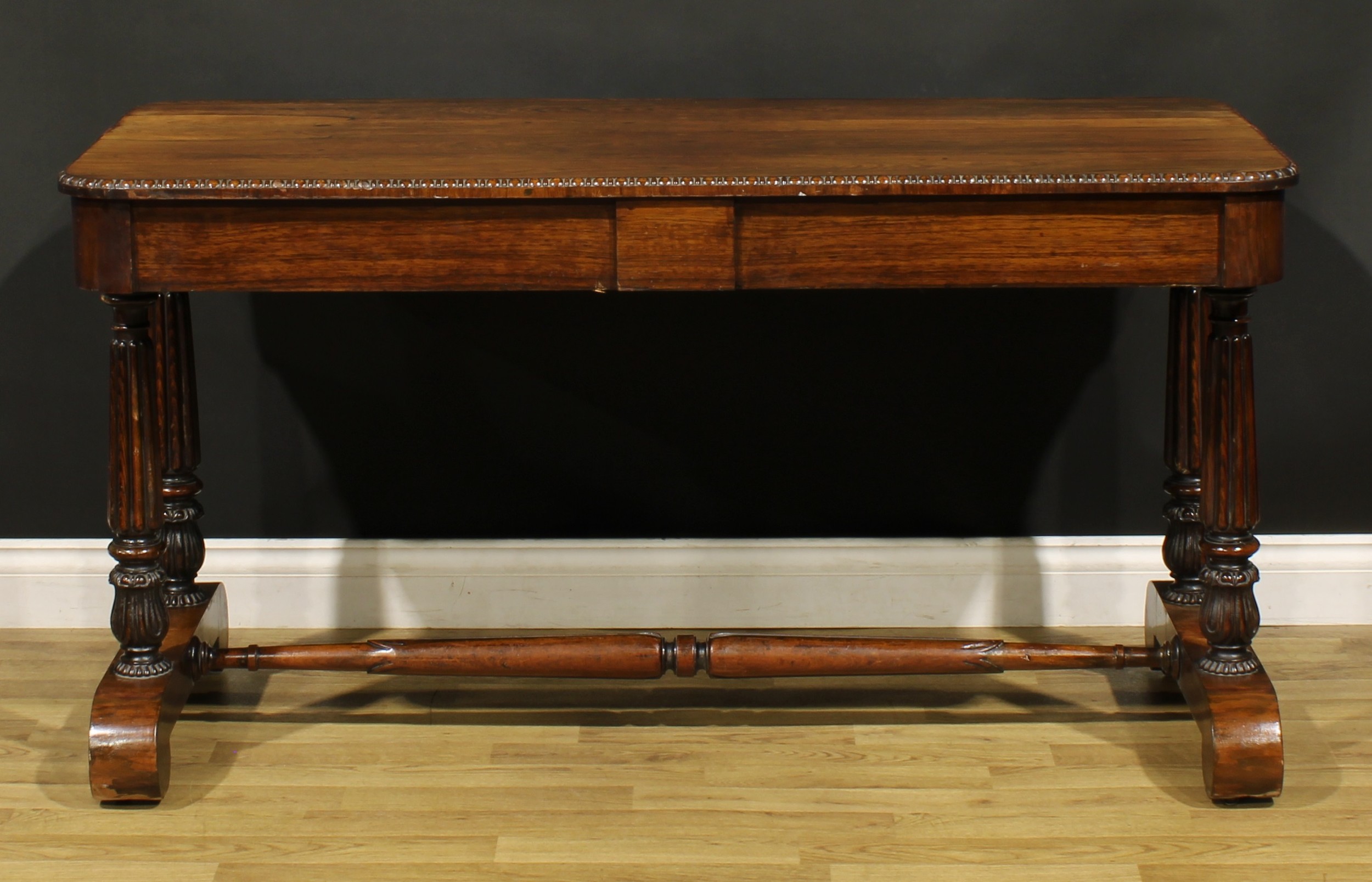 A William IV rosewood library table, in the manner of Gillows of Lancaster and London, rounded - Bild 6 aus 6
