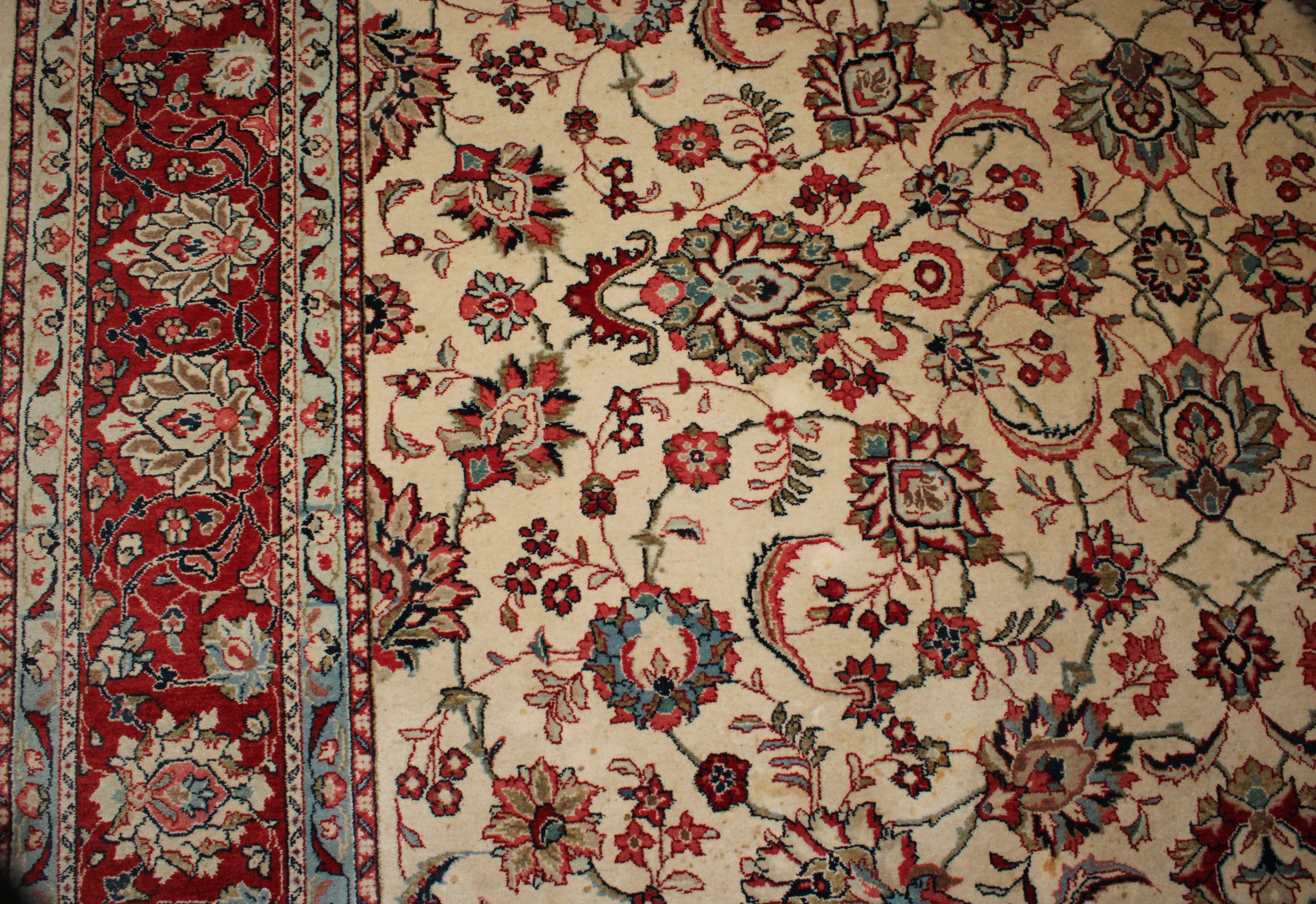 An Iranian Isfahan type wool rug or carpet, 366.5cm x 268cm - Image 3 of 4