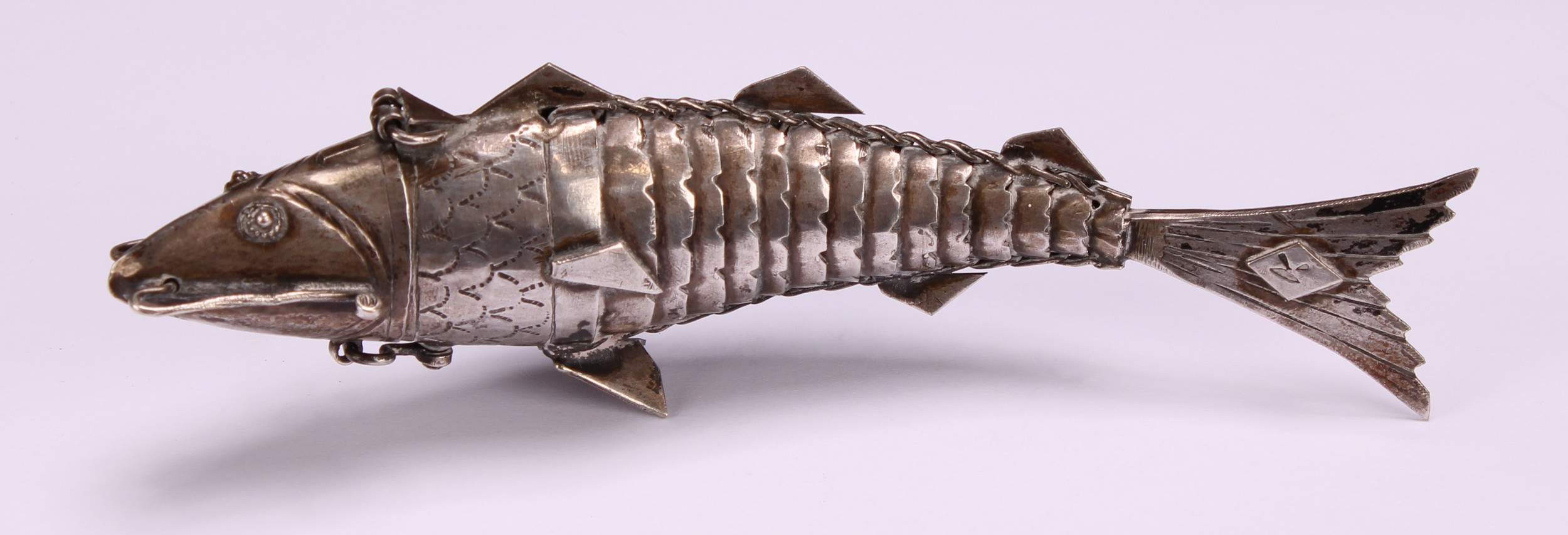 An early 20th century silver coloured metal novelty etui, as an articulated fish, 13cm long - Image 2 of 5