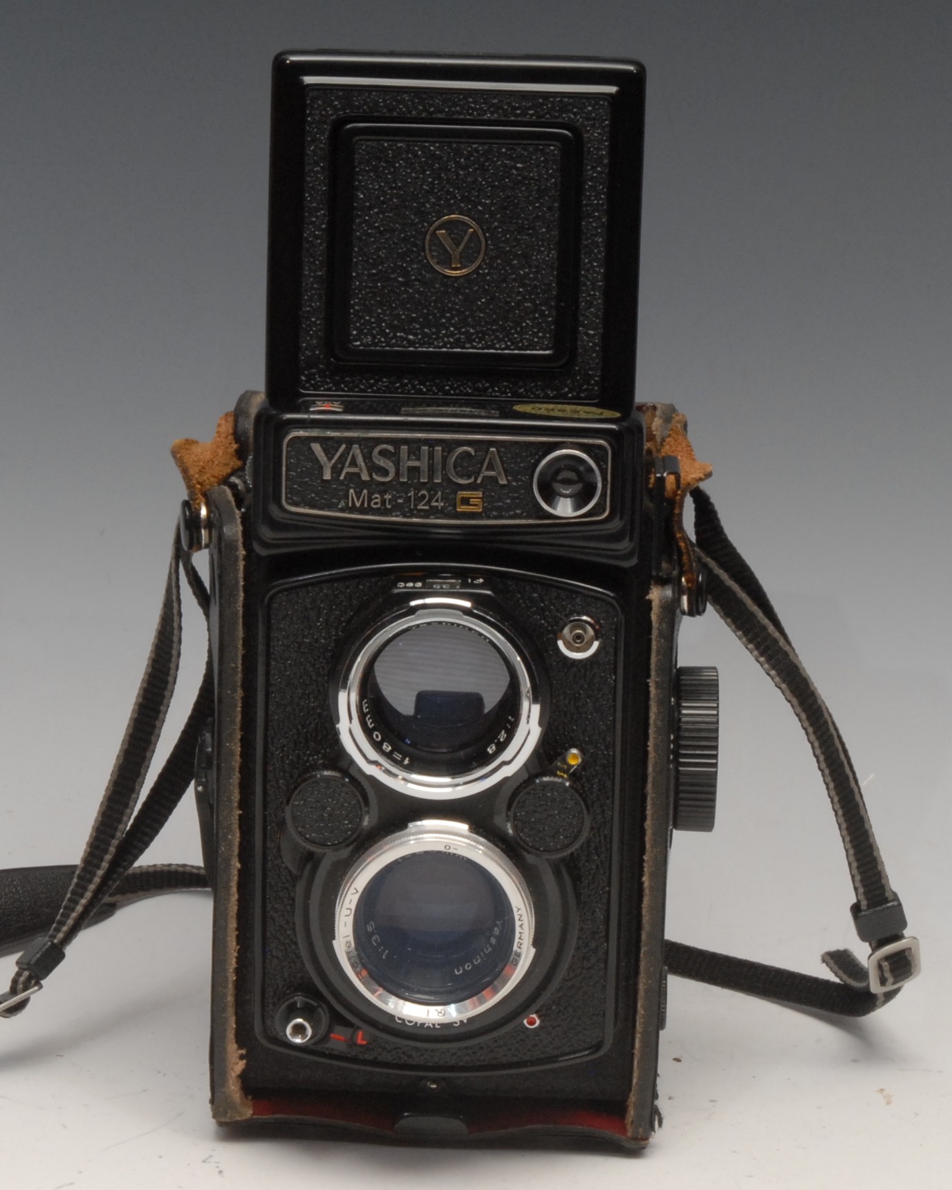 Photography - A Yashica Mat-124 G twin lens reflex camera, Yashinon f3.5 80mm lens, case, Yashinon - Image 2 of 7