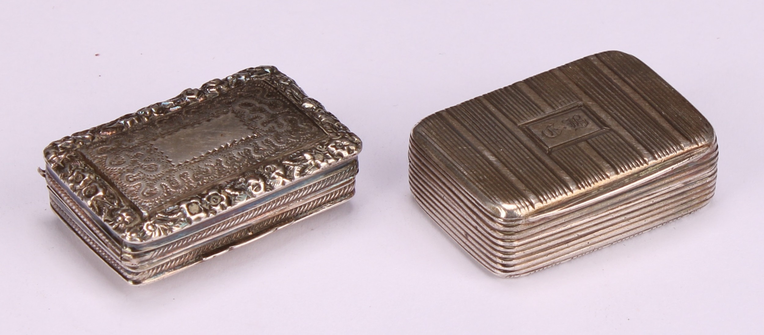 A George III silver rounded rectangular vinaigrette, hinged cover bright-cut engraved with stiff - Image 6 of 7