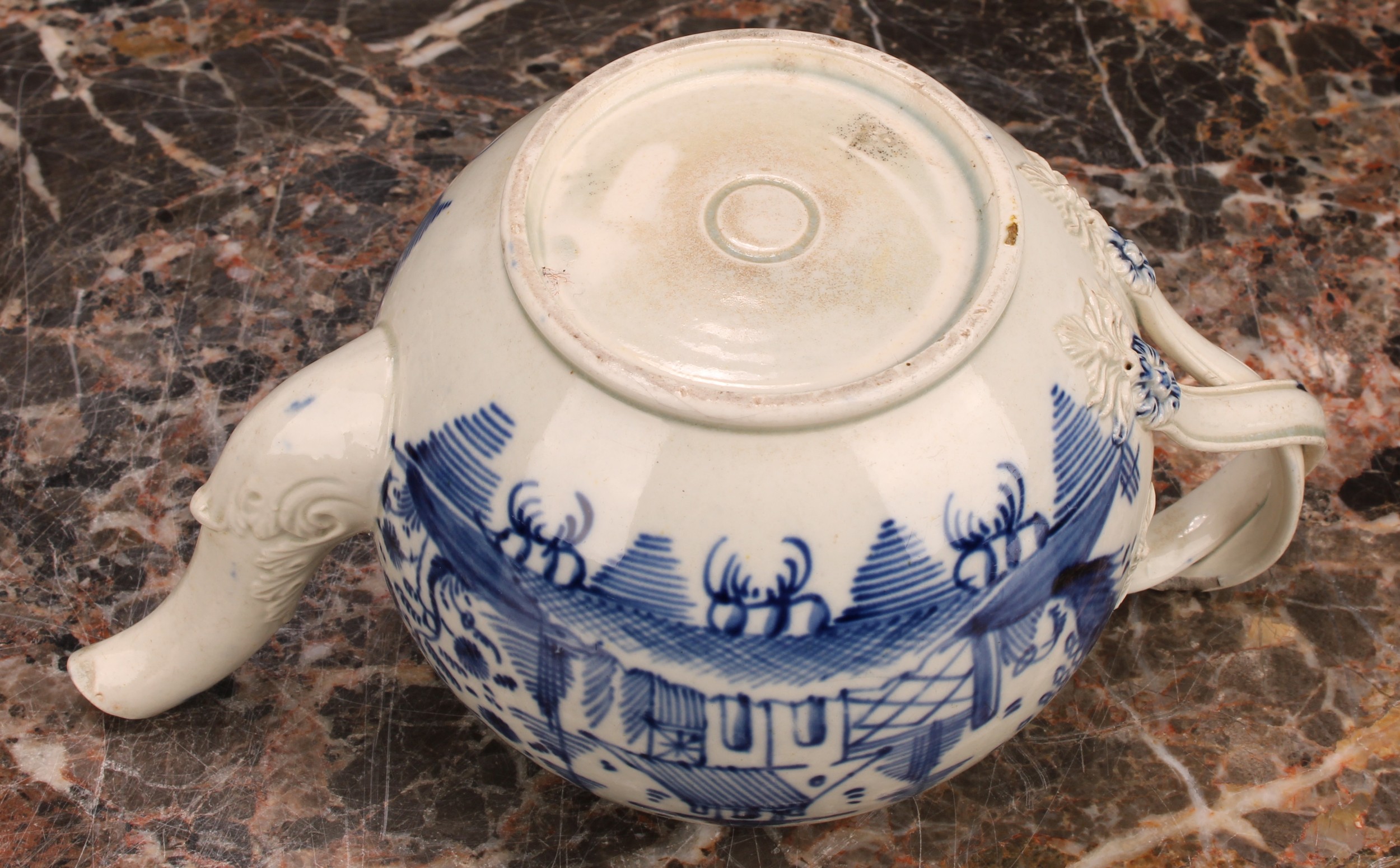 An 18th century Staffordshire pearlware globular teapot, painted in underglaze blue with a - Bild 5 aus 10