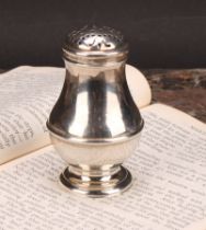 An early George II silver pounce pot, 6.5cm high, 1729, 35g