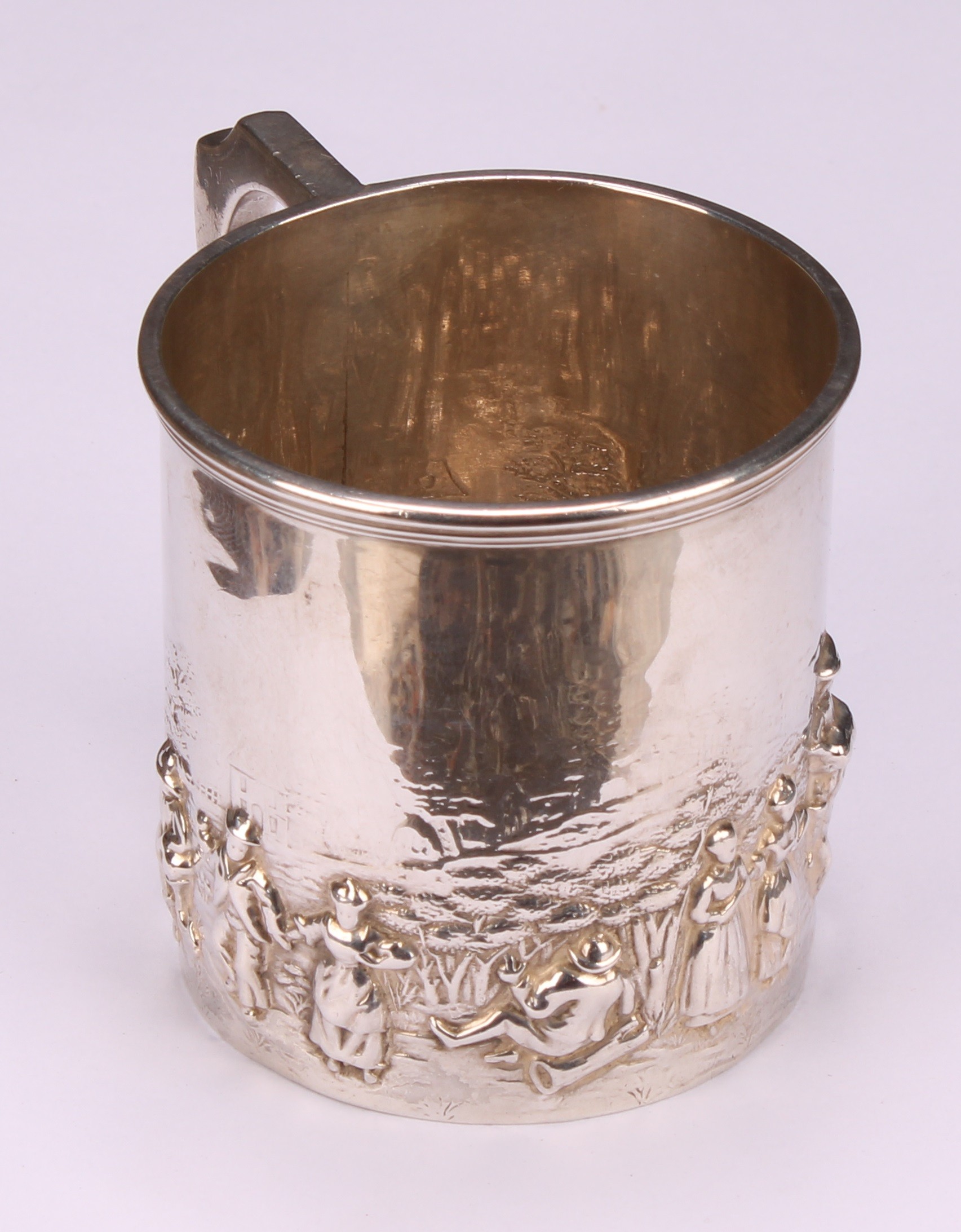An Edwardian silver Christening mug, chased with a band of figures in the manner of Teniers, 6.5cm - Image 3 of 5