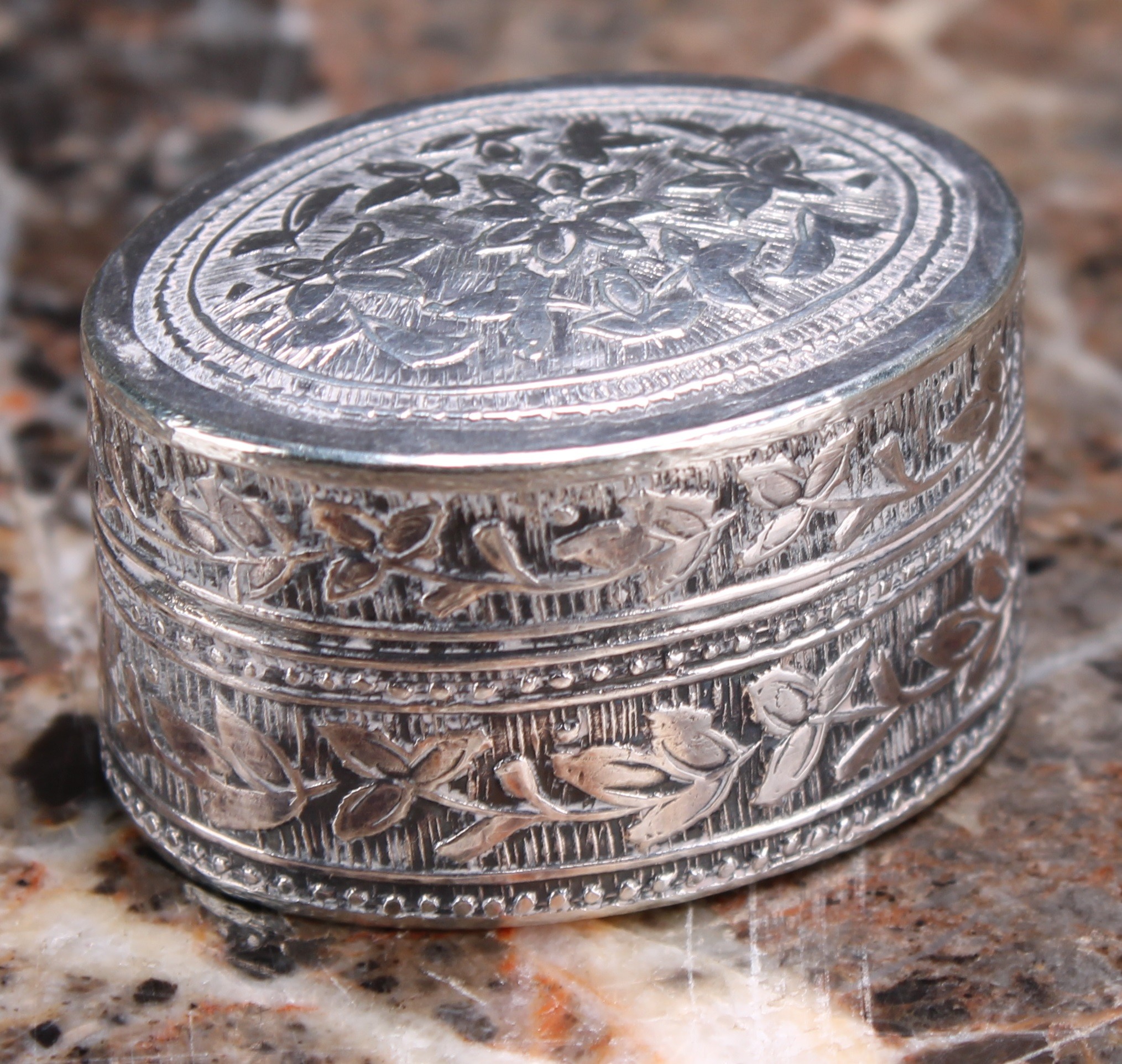 A Middle Eastern silver cylindrical kohl flask, chased with leafy branches, screw-fitting cover with - Image 4 of 4