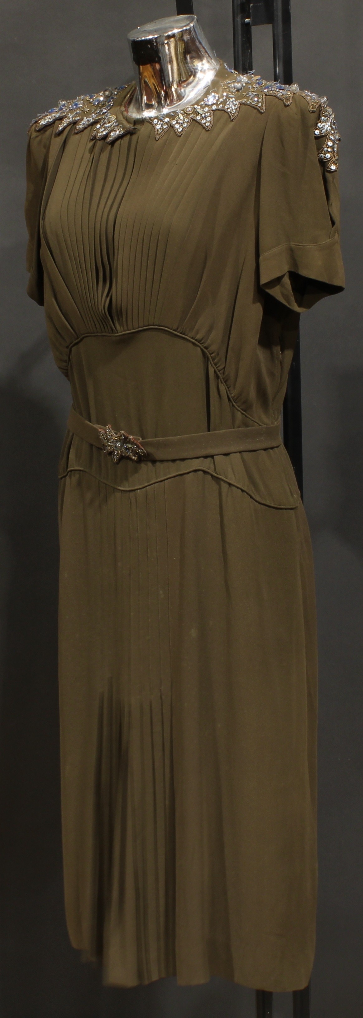 Vintage Fashion - A Norman Hartnell silk crepe dress, in khaki green/brown, the shaped collar - Bild 3 aus 3