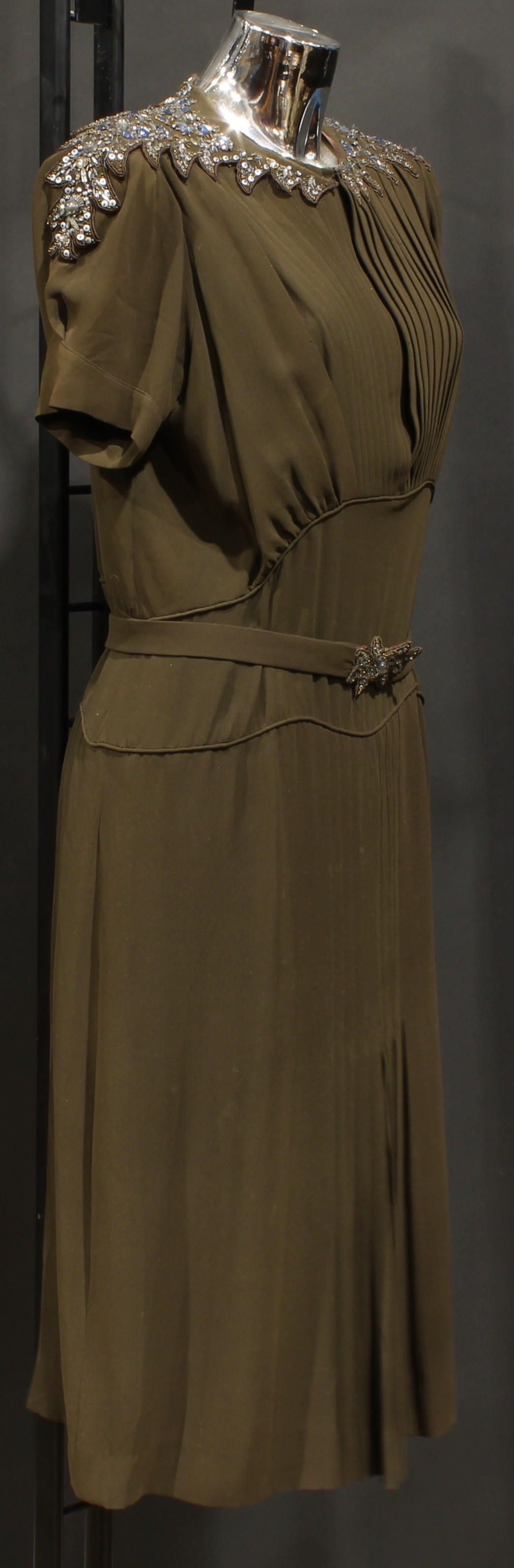 Vintage Fashion - A Norman Hartnell silk crepe dress, in khaki green/brown, the shaped collar - Bild 2 aus 3