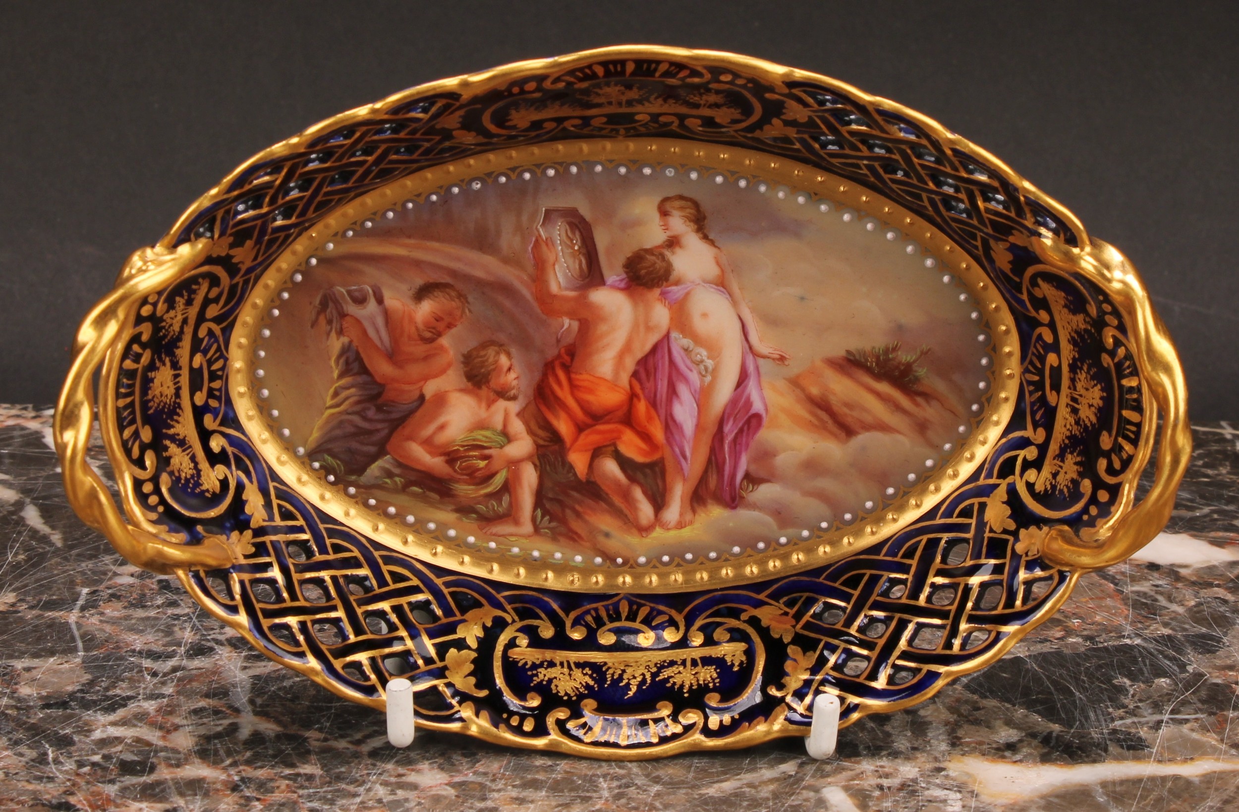 A Vienna porcelain two-handled basket, the field painted with classical scene, Venus und Vulkan, - Image 2 of 5