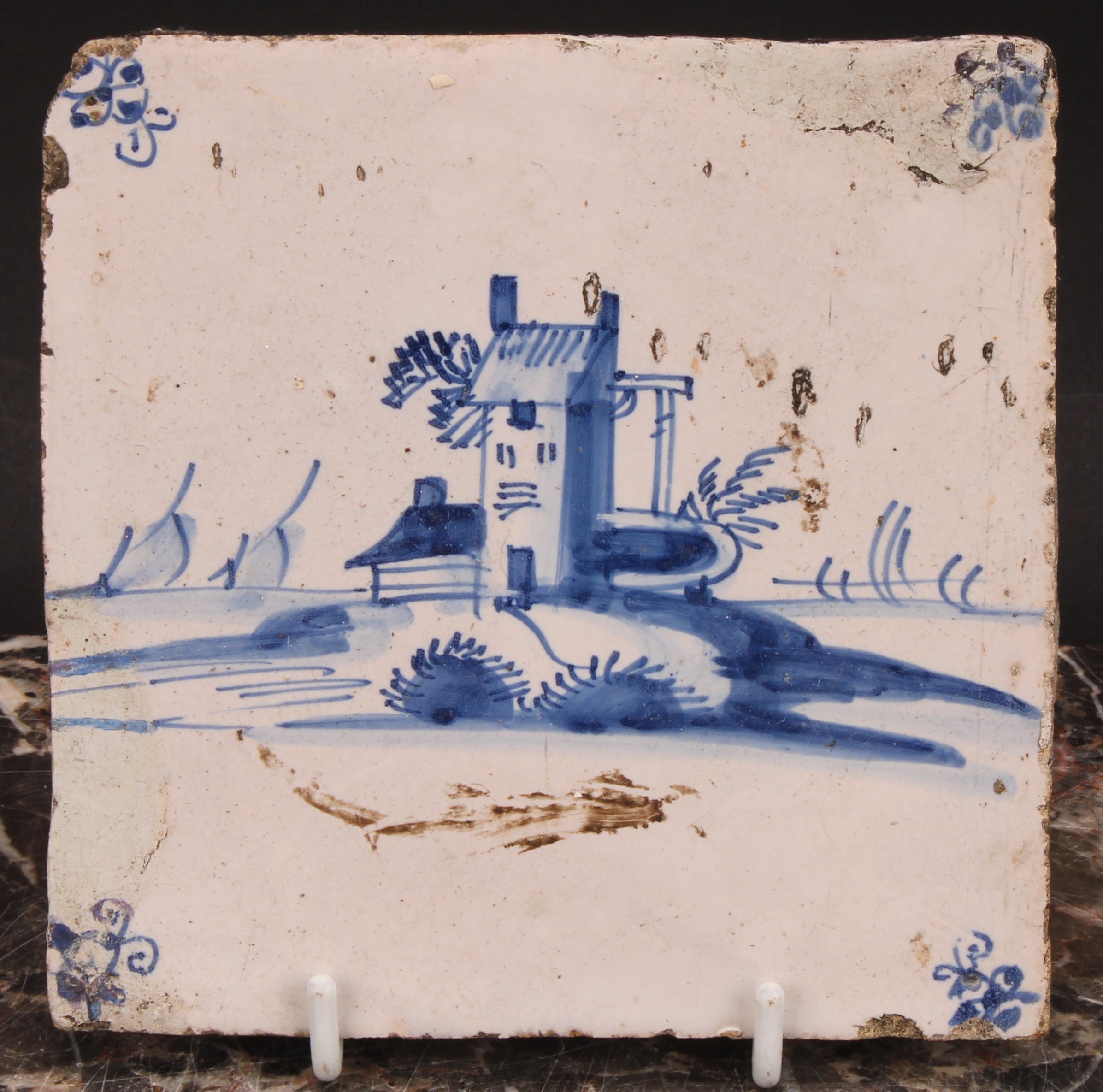 A harlequin suite of four 18th century Delft tiles, polychrome and traditional (4) - Bild 5 aus 6