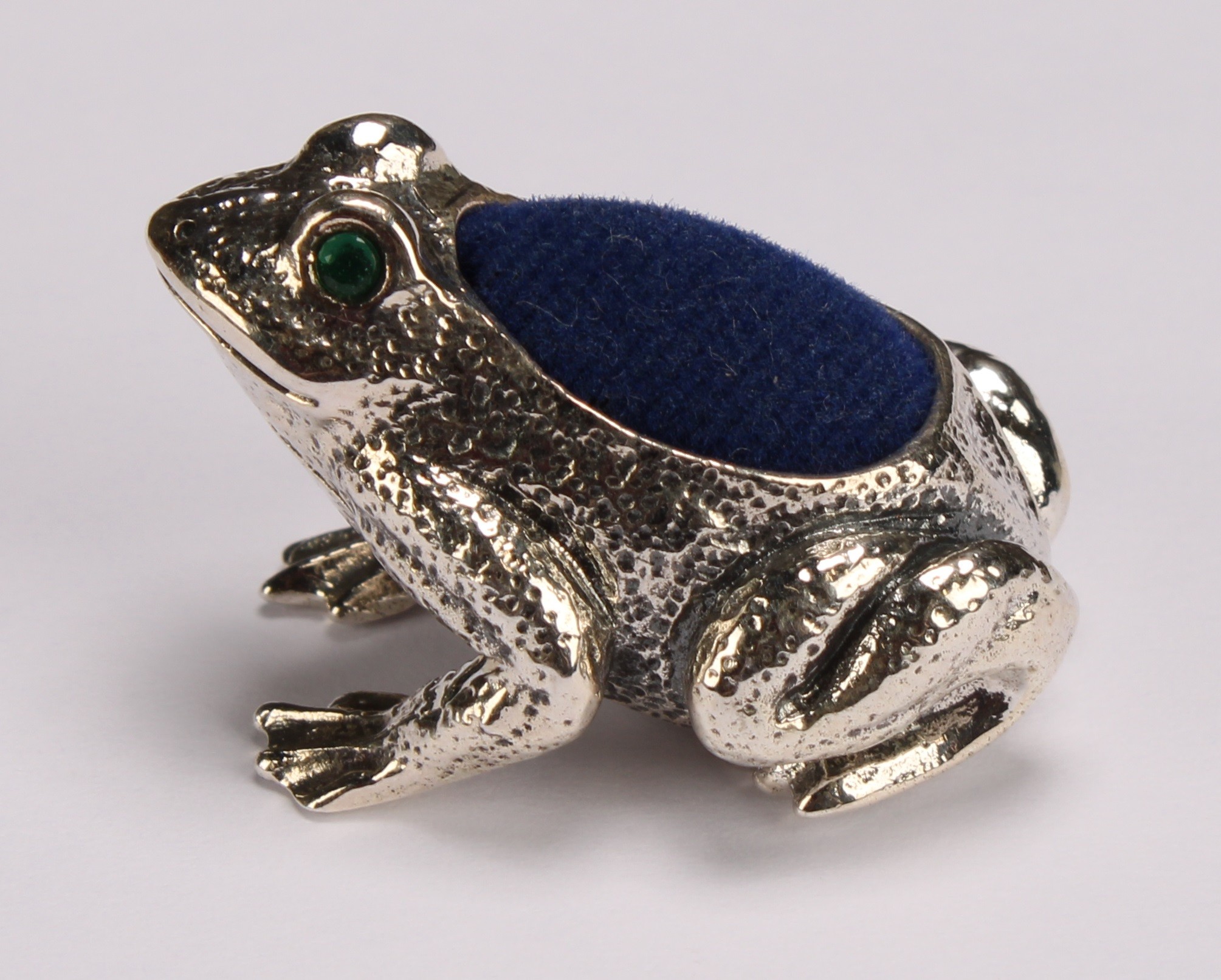 A sterling silver novelty pin cushion, as a frog, 3cm long - Image 2 of 4