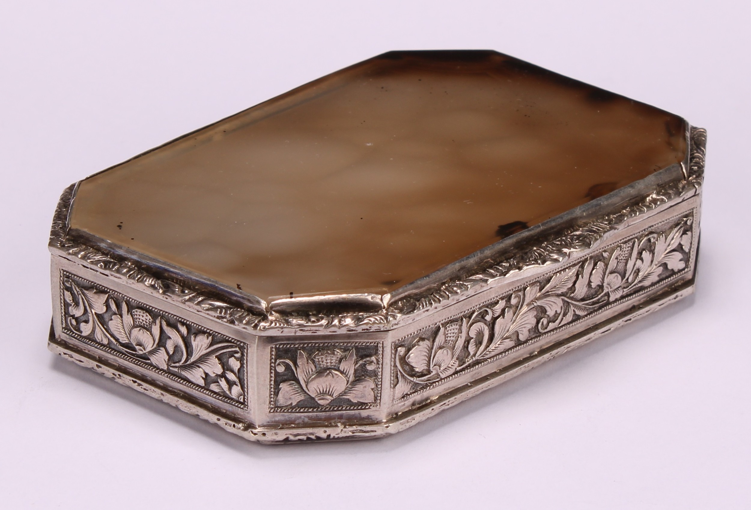 A large Chinese China Trade period silver and agate canted rectangular snuff box, hinged cover, - Image 3 of 4