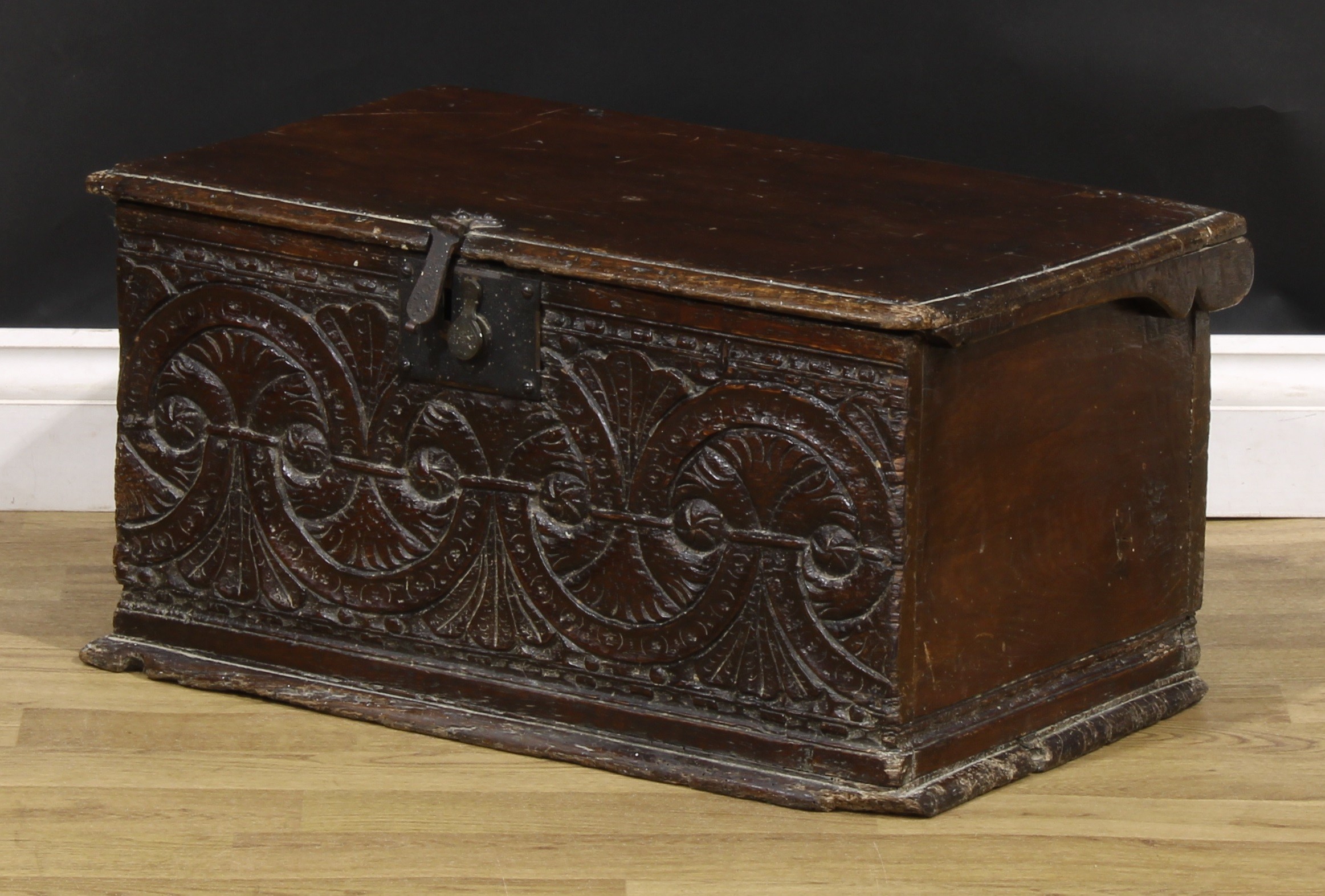 A 17th/early 18th century oak six-plank boarded table box, hinged cover, the front carved with - Bild 4 aus 5