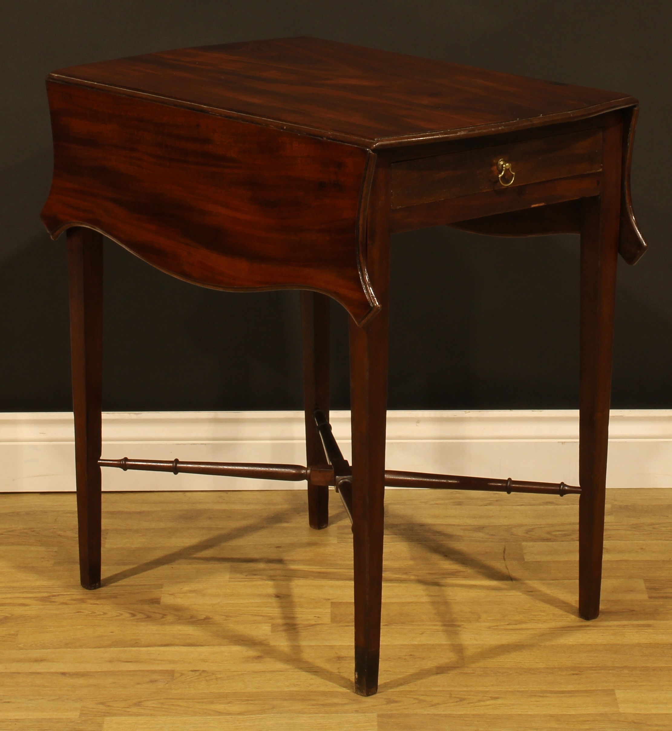 A George III mahogany butterfly Pembroke table, shaped top with fall leaves above a single frieze - Image 4 of 7