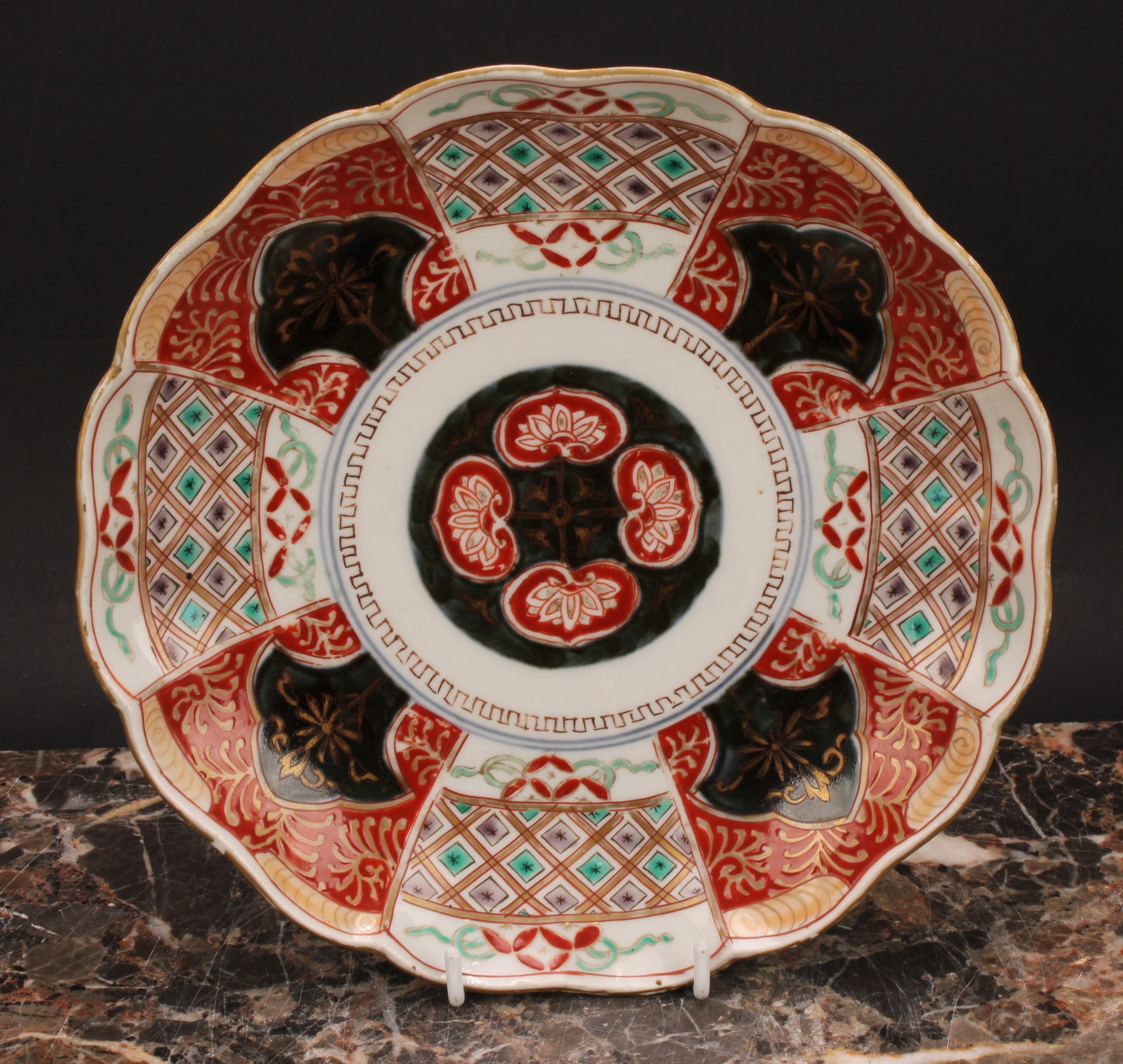 A pair of Japanese shaped circular plates, painted in the Imari palette, 21.5cm diam, Meiji - Image 5 of 8