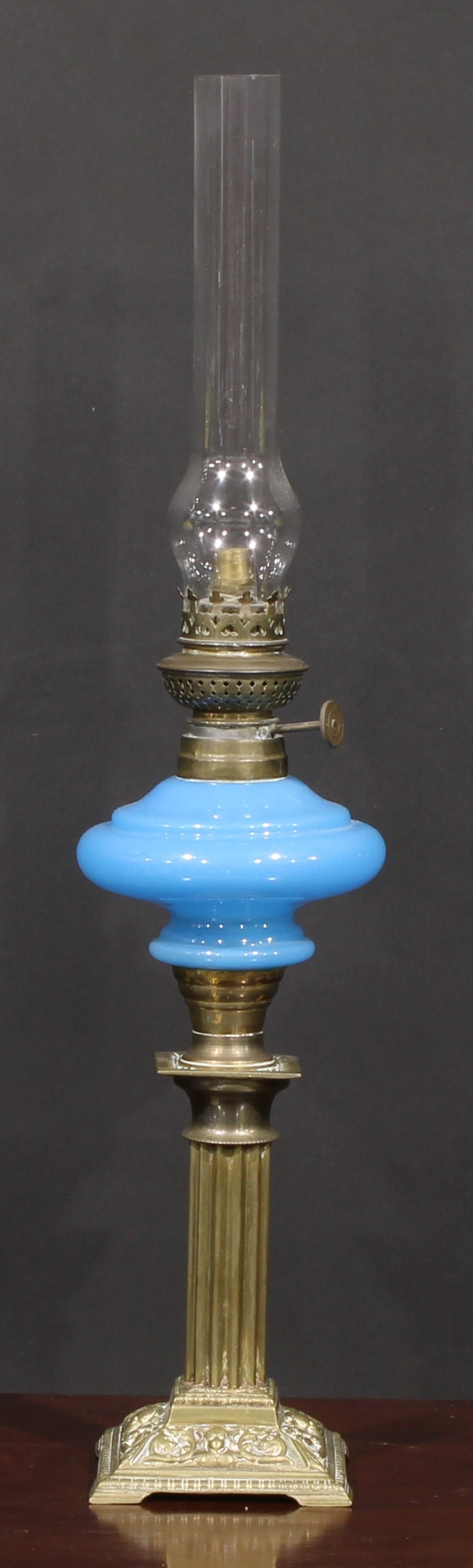 A late Victorian/Edwardian table oil lamp, Duplex burner, moulded graduated yellow glass font, brass - Image 4 of 4