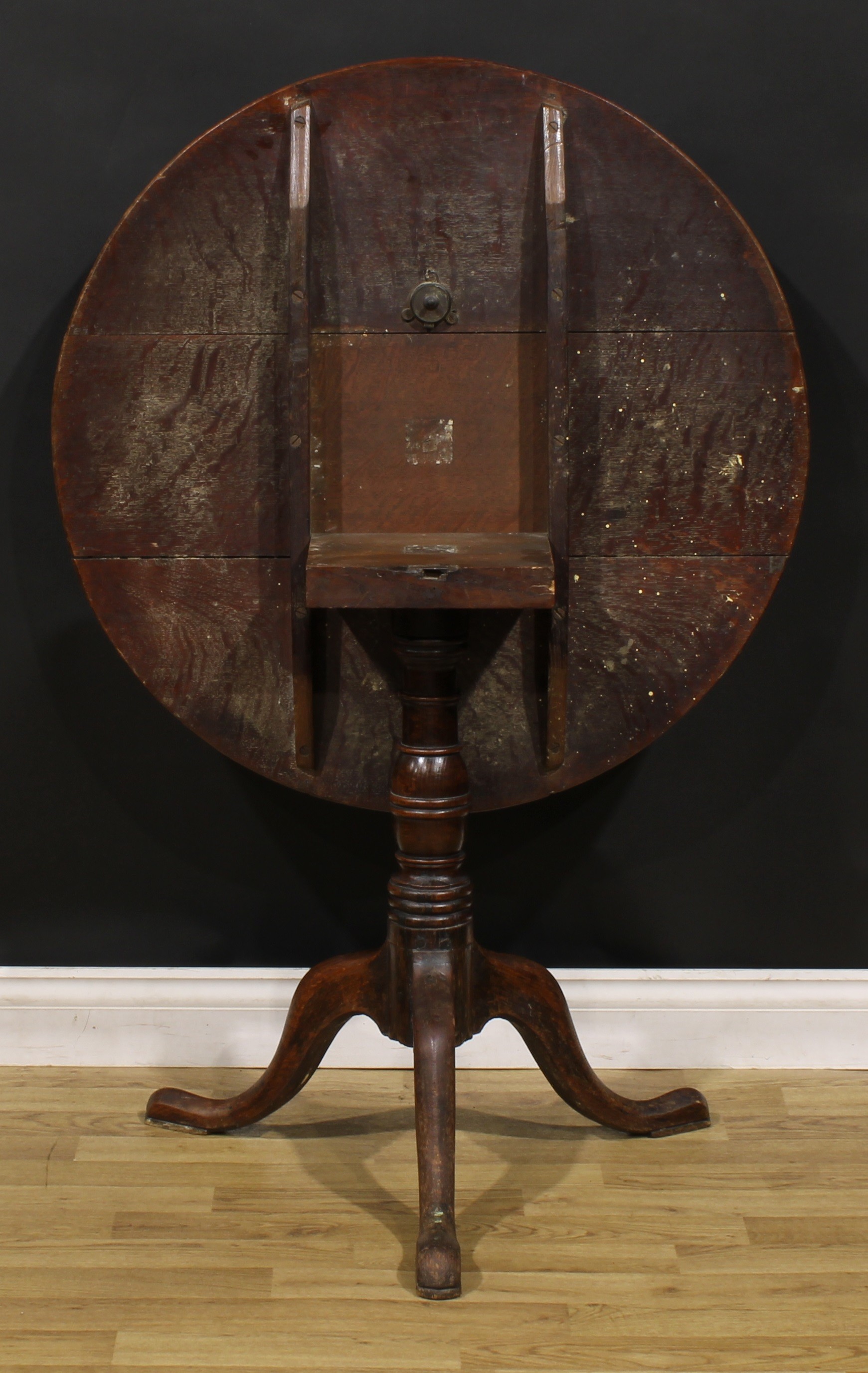 A George III oak tripod occasional table, circular tilting top, turned column, cabriole legs, pad - Image 4 of 4