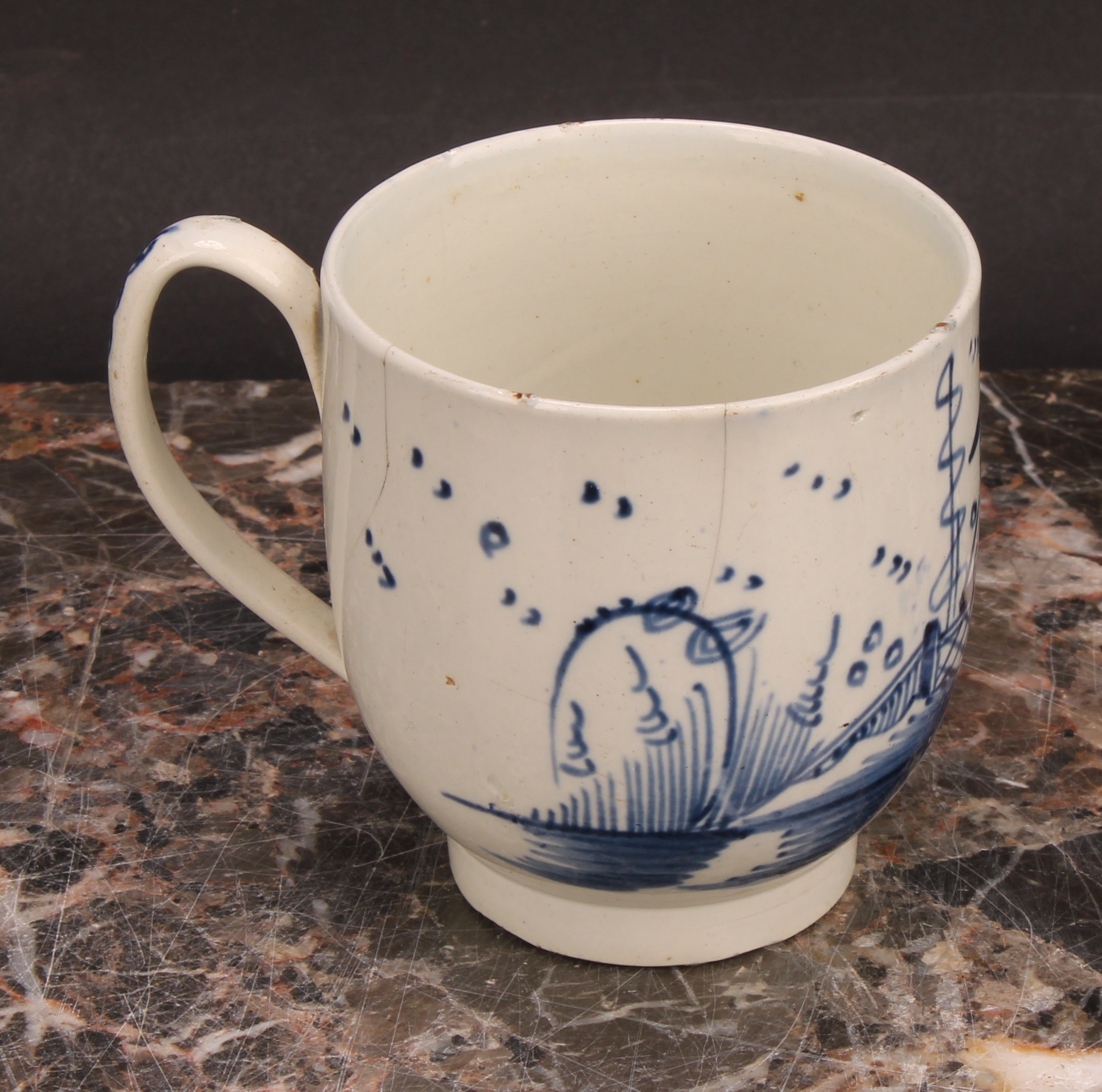 An 18th century Staffordshire pearlware globular teapot, painted in underglaze blue with a - Bild 6 aus 10