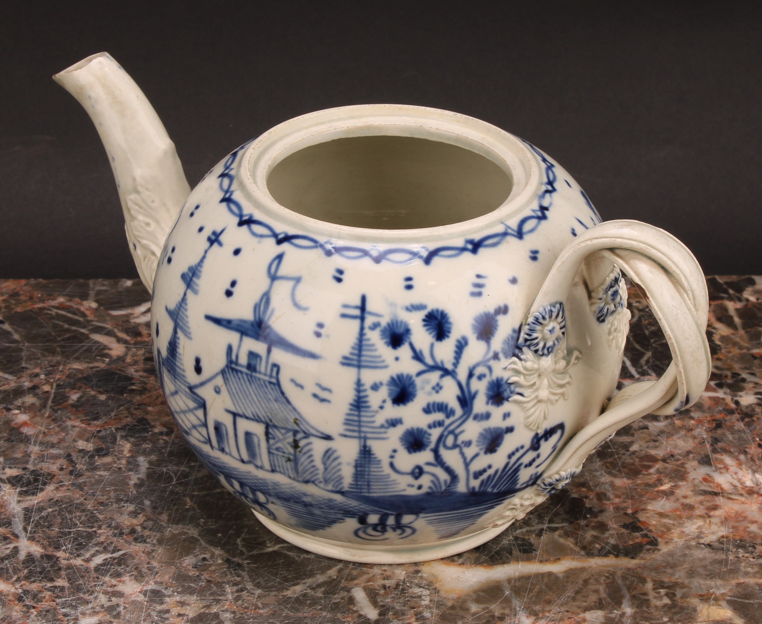 An 18th century Staffordshire pearlware globular teapot, painted in underglaze blue with a - Bild 4 aus 10