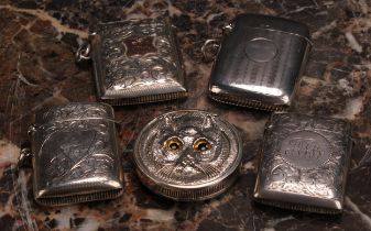 A sterling silver novelty circular vesta case, decorated with the head of a cat, glass eyes, verso