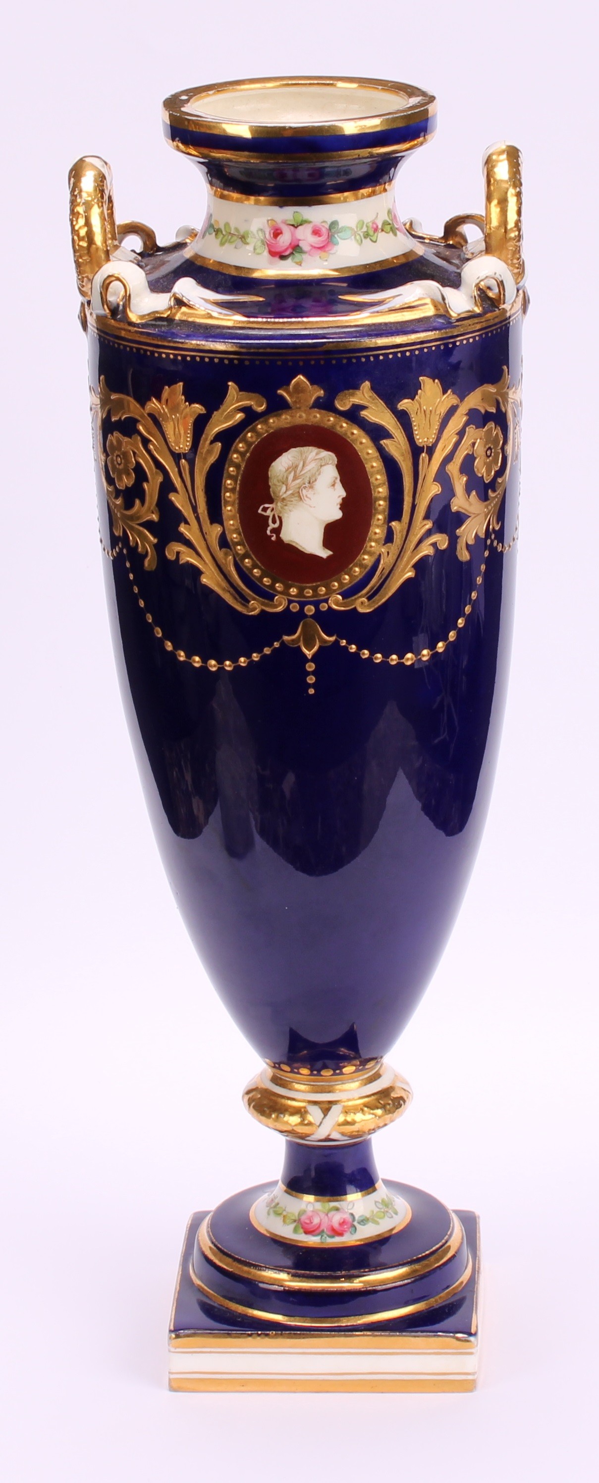 A Minton two-handled pedestal vase, painted with neo-classical portraits in raised gilt oval panels, - Bild 2 aus 6