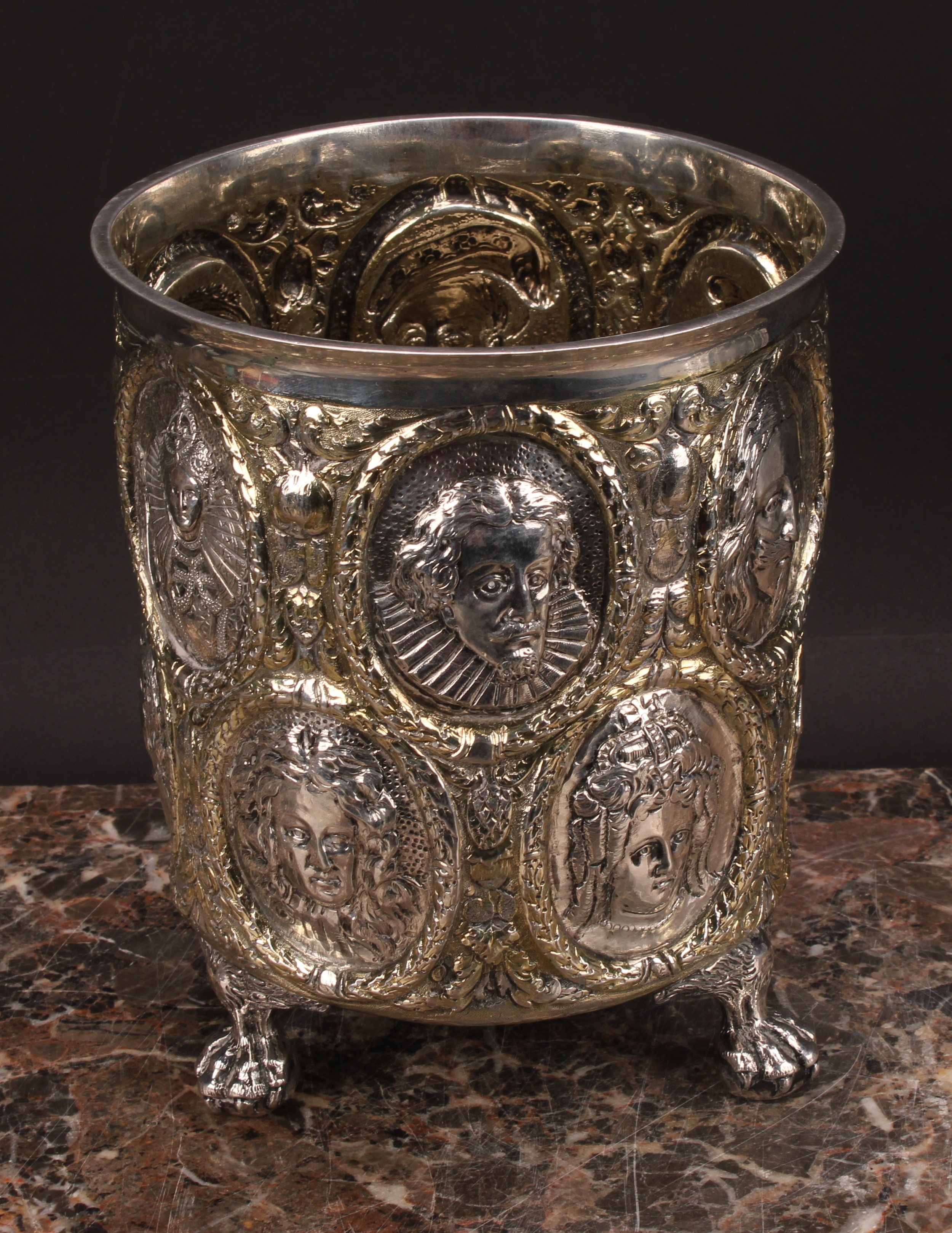 A large 17th/early 18th century German parcel-gilt silver beaker, chased as a Renaissance portrait - Image 5 of 6