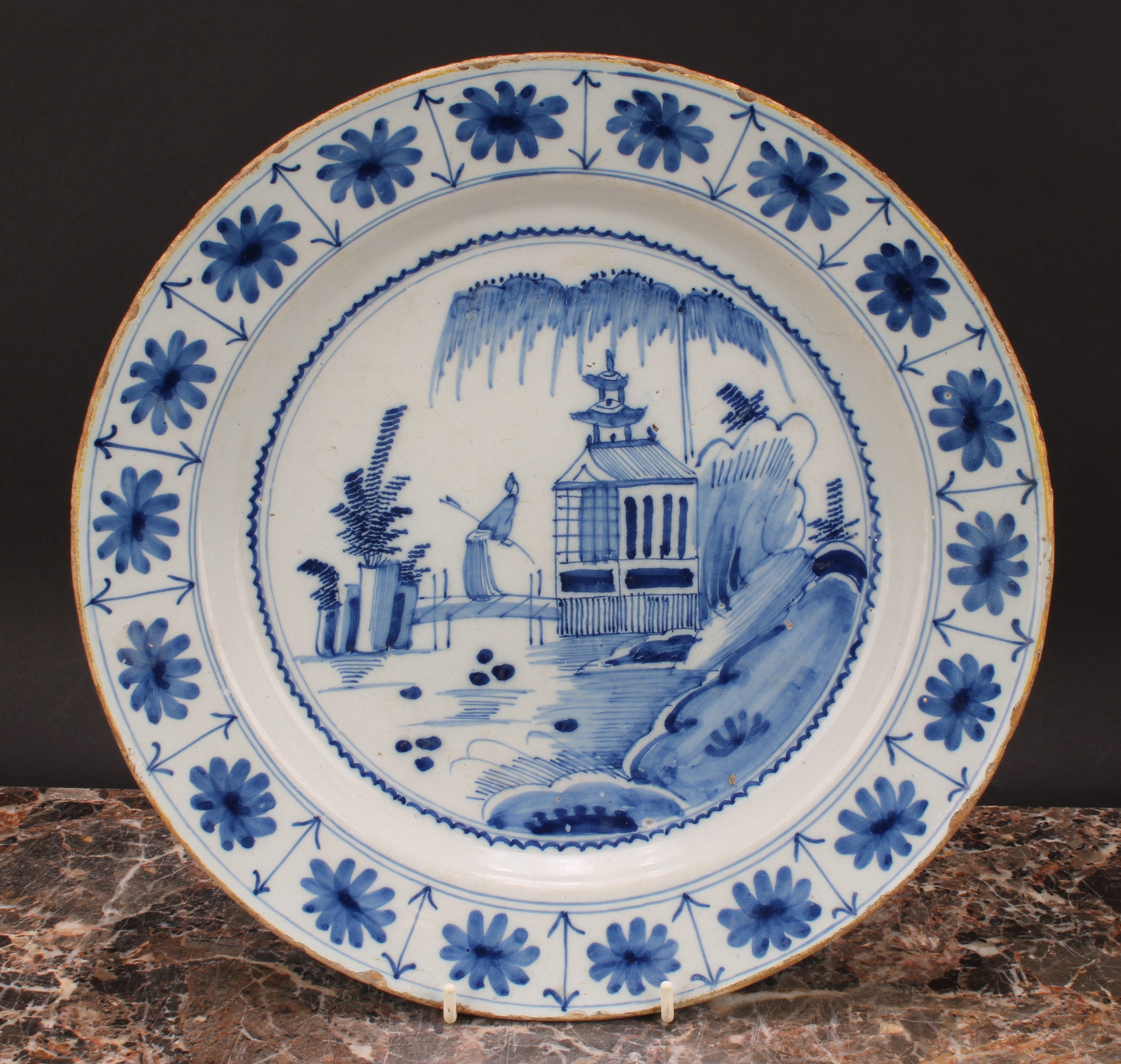 An 18th century Delft circular charger, painted in underglaze blue in the Chinese taste, with - Image 3 of 3