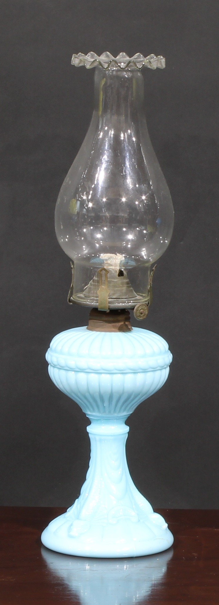 A late Victorian/Edwardian table oil lamp, Duplex burner, moulded graduated yellow glass font, brass - Image 3 of 4