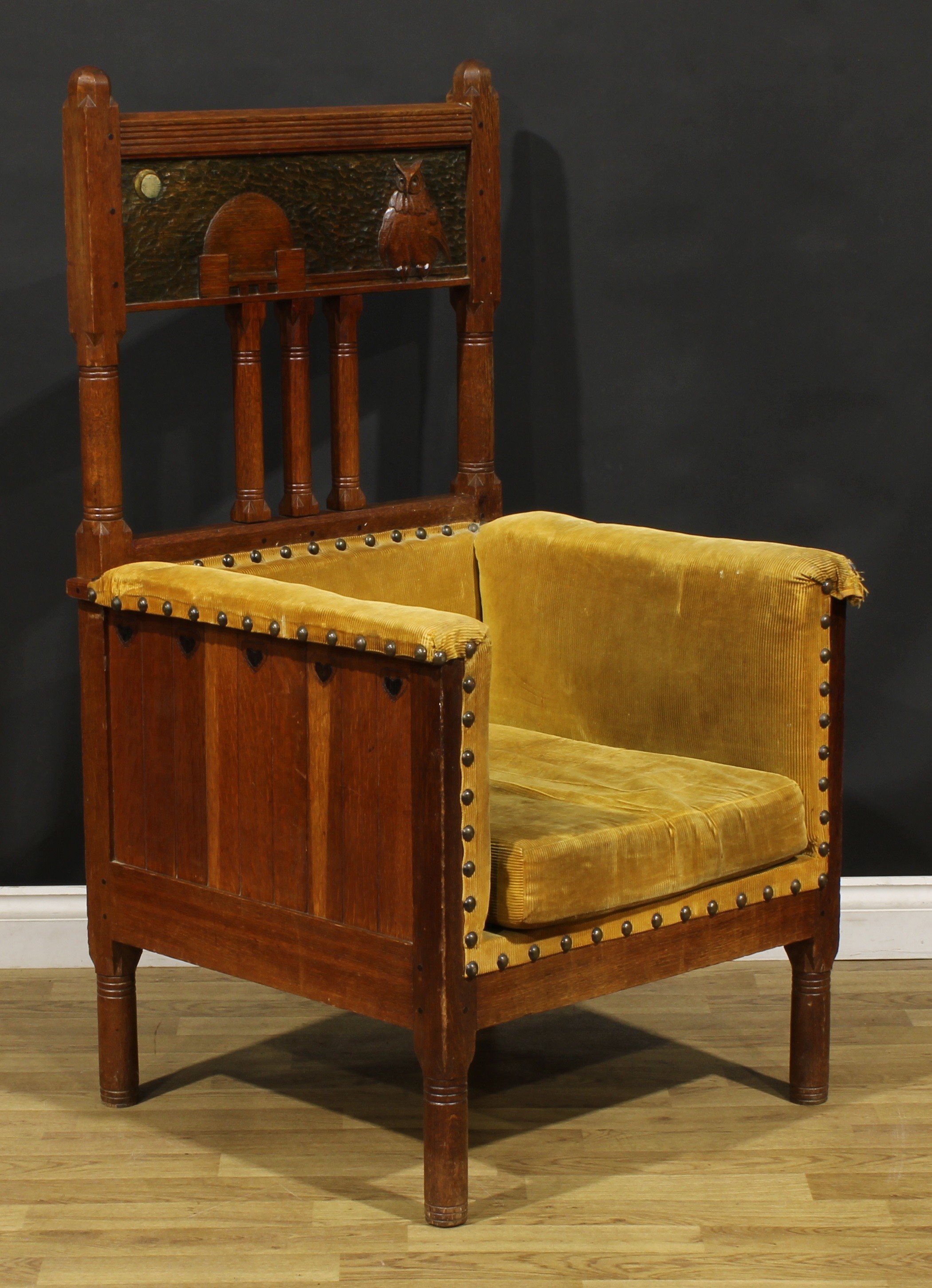 A large and unusual Arts & Crafts entrance hall chair, rectangular cresting rail carved with a - Image 2 of 4